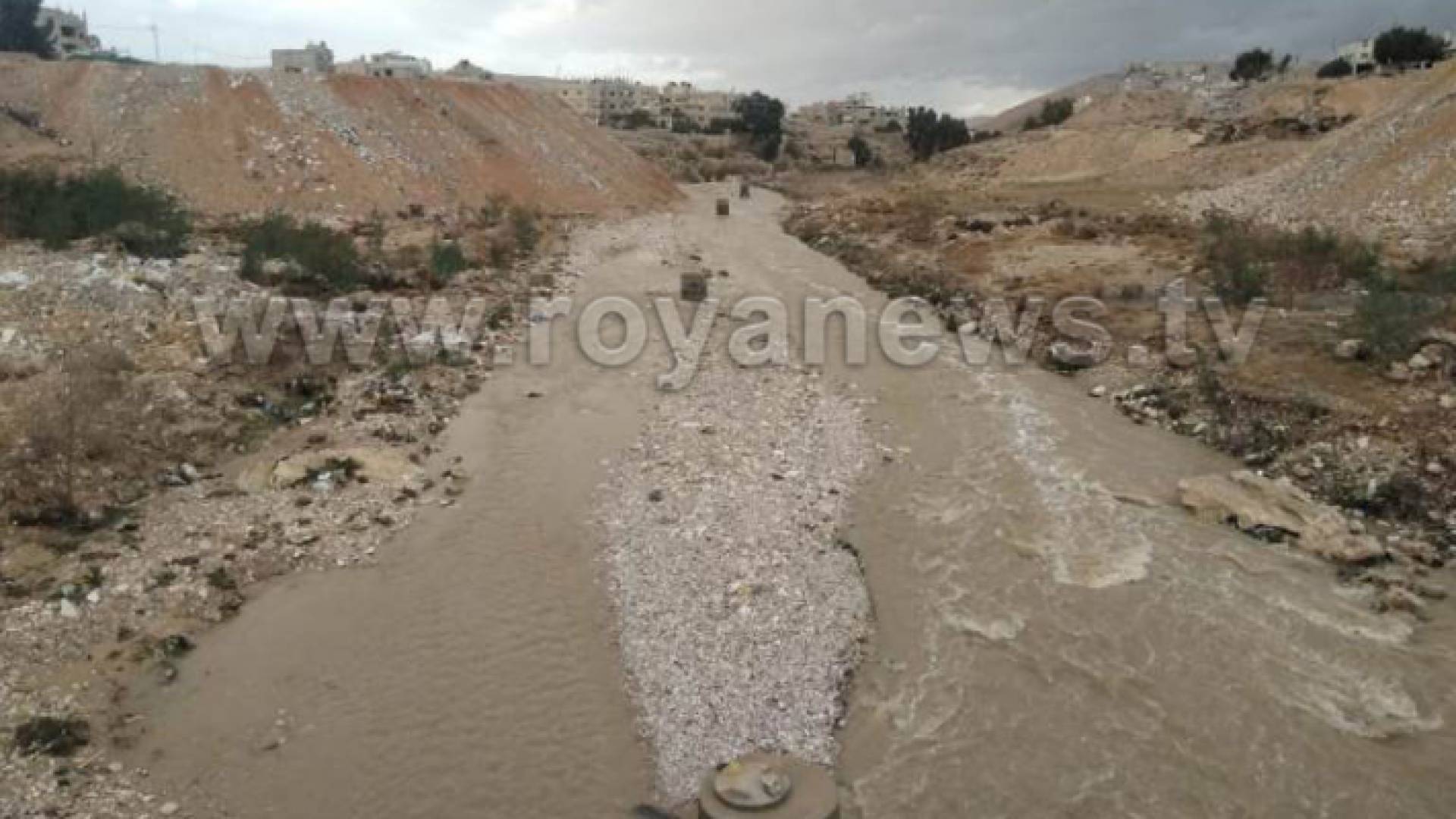الجهات المعنية حذرت من الاقتراب من مجاري السيول