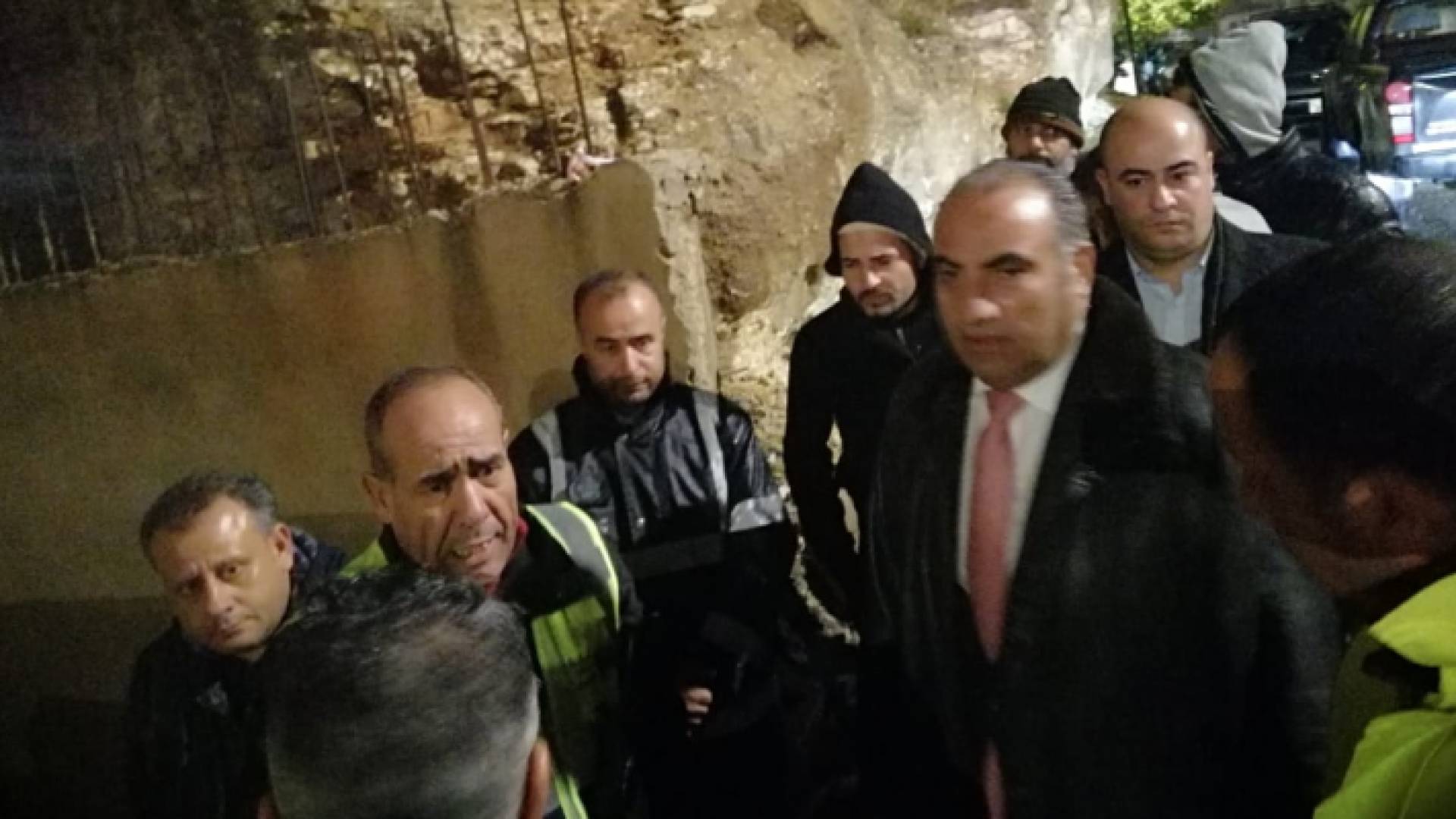 الشواربة يتفقد موقع العمارة التي تعرضت إلى أضرار نتيجة انهيار مقطع صخري مجاور