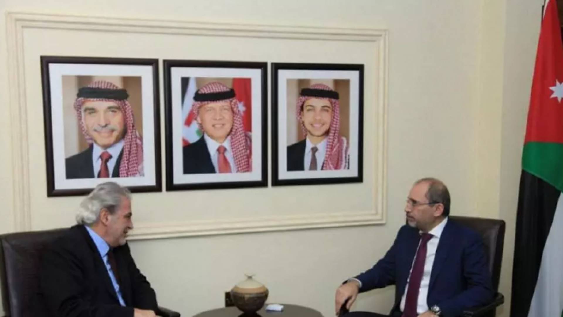 من خلال اللقاء