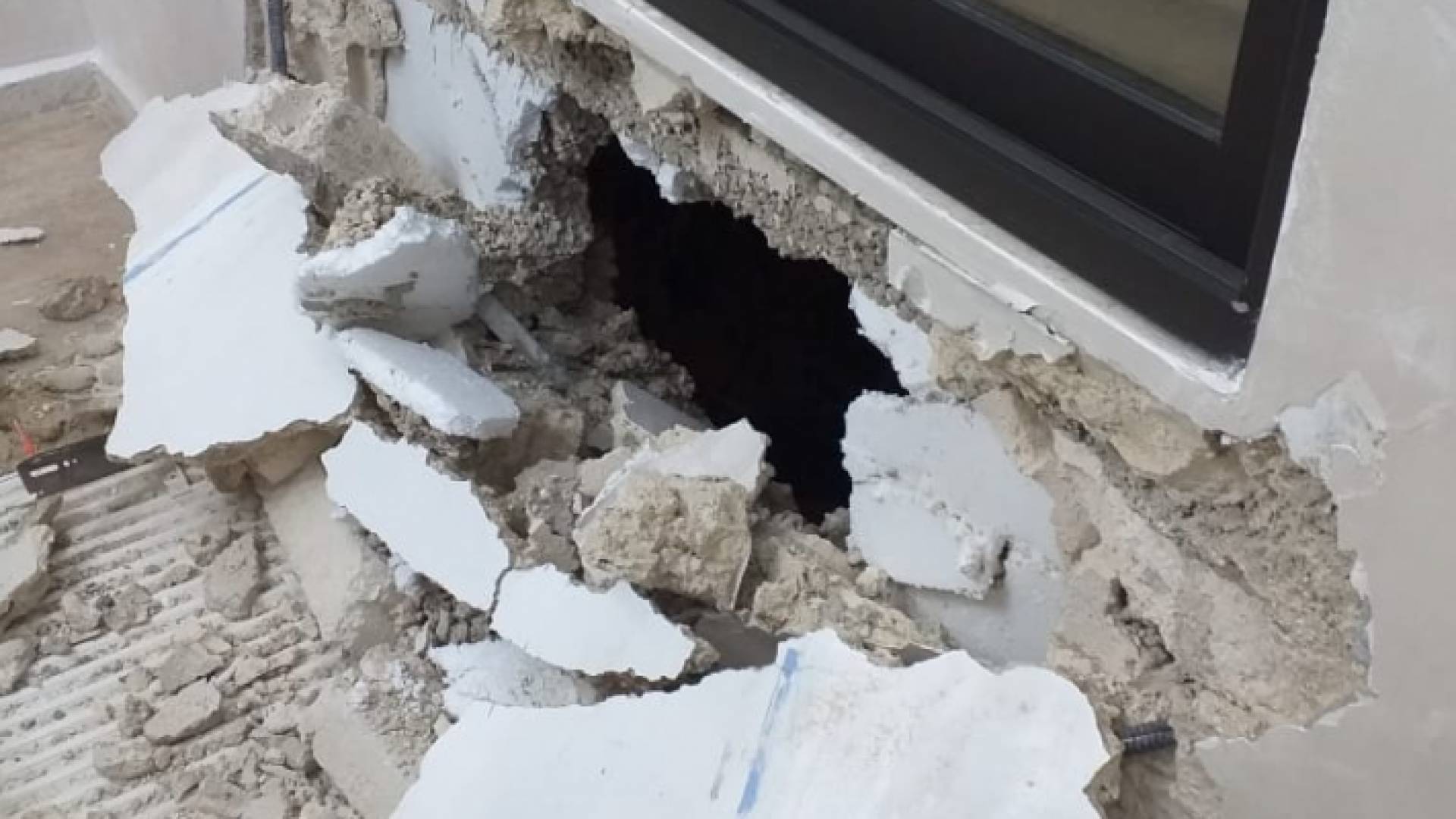 اضرار مادية لعمارة في الجبيهة نتيجة انهيار قطع صخري