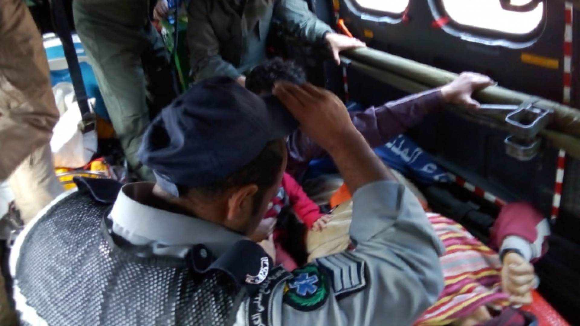 الدفاع المدني ينقذ سيدة حامل تعرضت لكسر بطائرة عسكرية في الكرك - صور