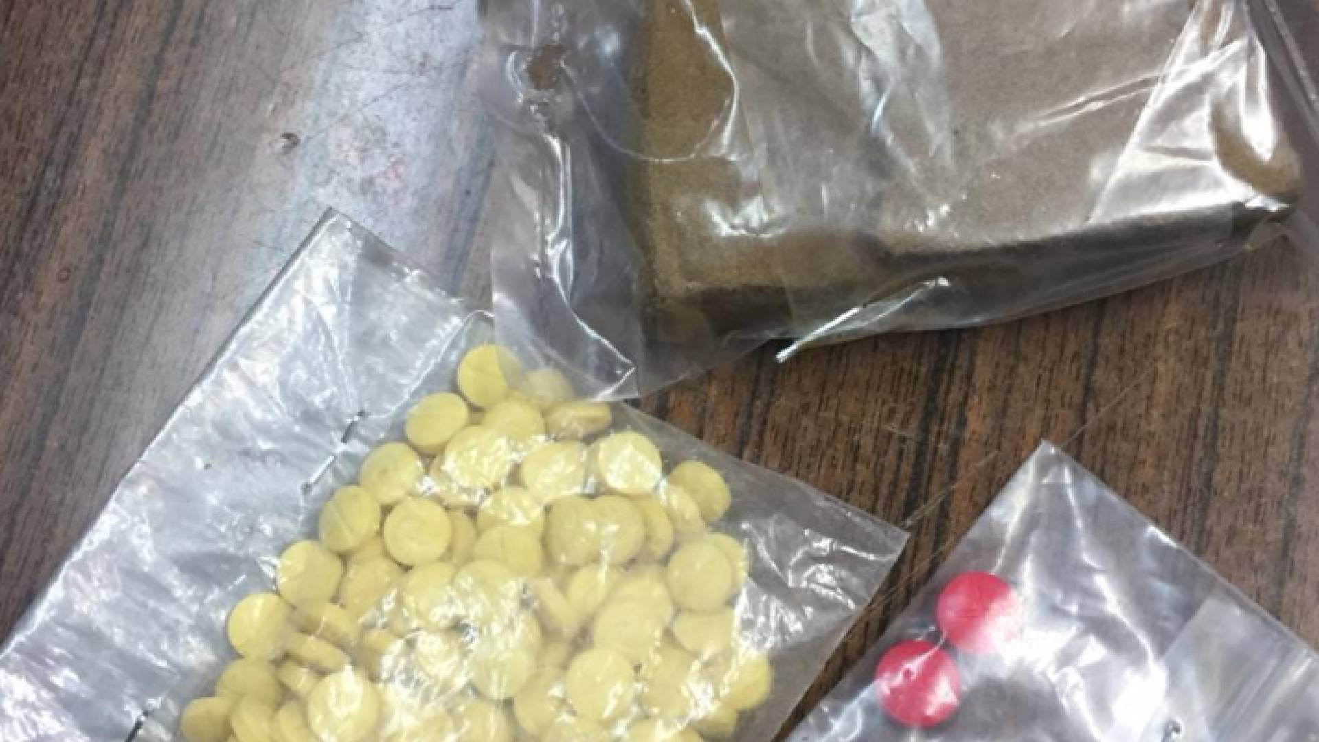 الحس الامني وفطنة احدى دوريات النجدة في محافظة الزرقاء تضبط مروج للمواد المخدرة اخفى تلك المواد في ملابس أحد الاطفال