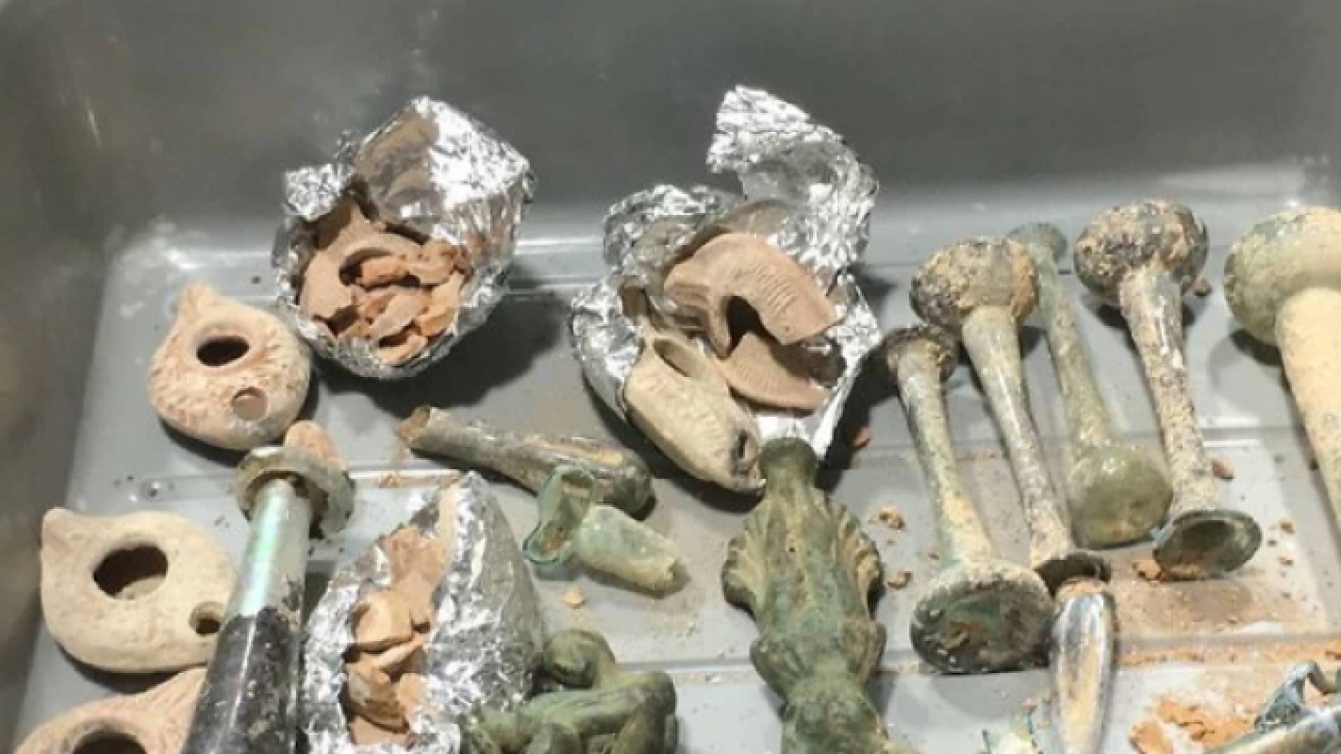 آثار يدعي الاحتلال ضبطها بحوزة امرأة قادمة من الأردن