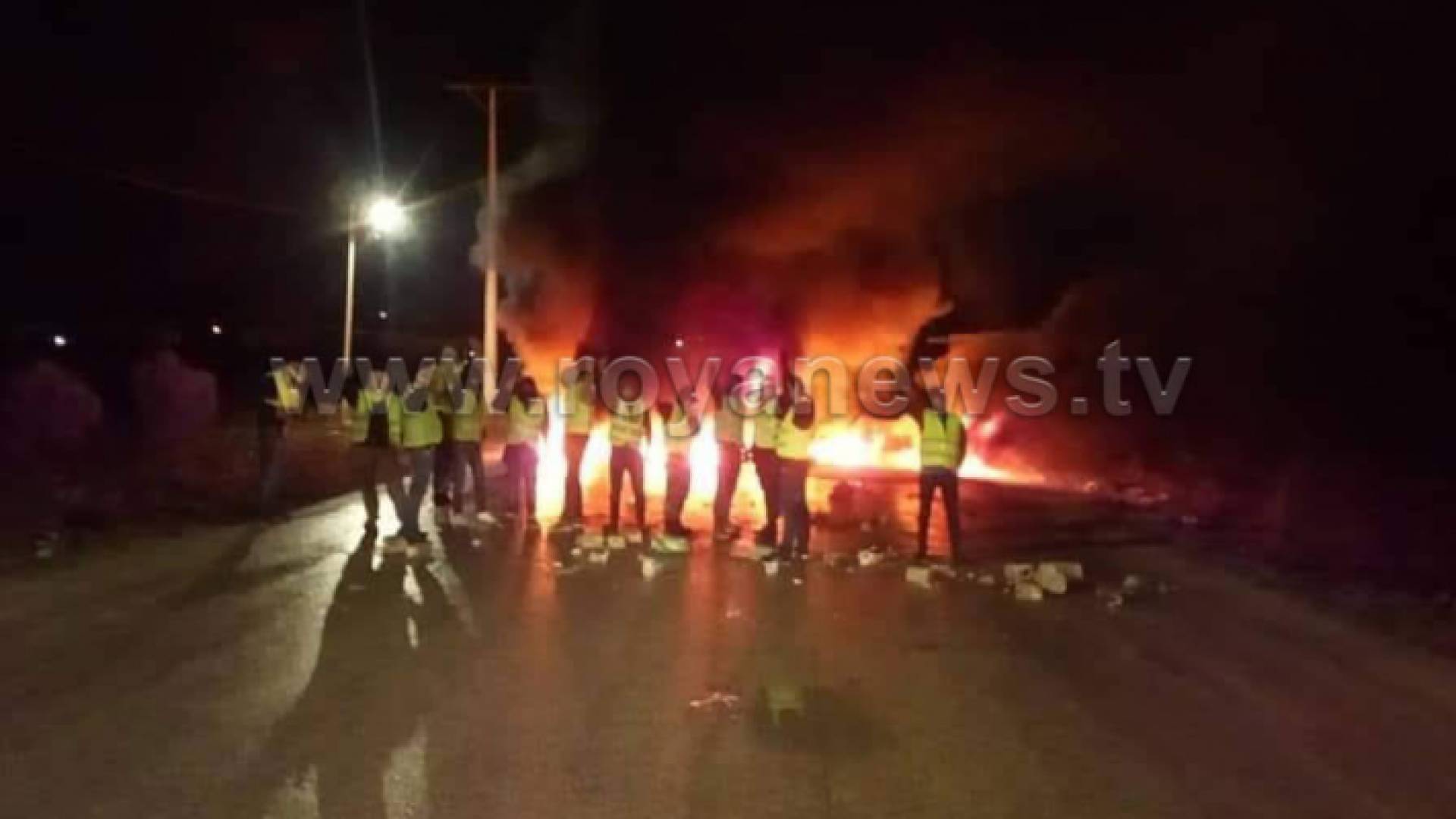 تم اغلاق الطريق بالحجارة والاطارات المشتعلة