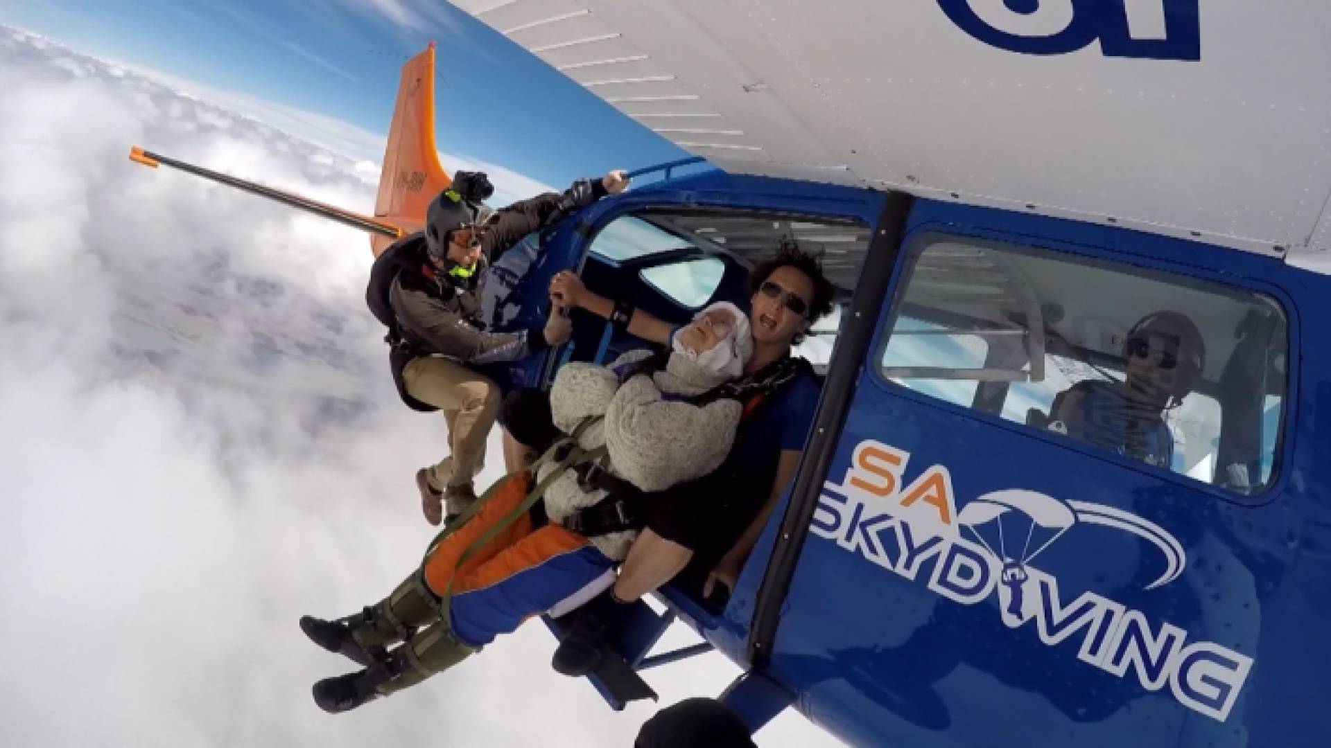 جدة تبلغ من العمر مئة وعامين تصبح أكبر هاوية للقفز بالمظلات