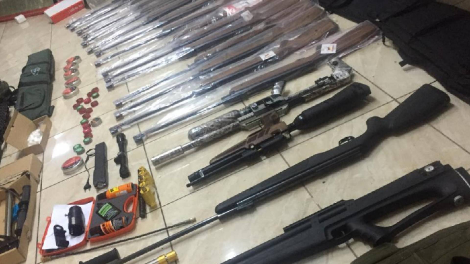 صور للأسلحة المضبوطة