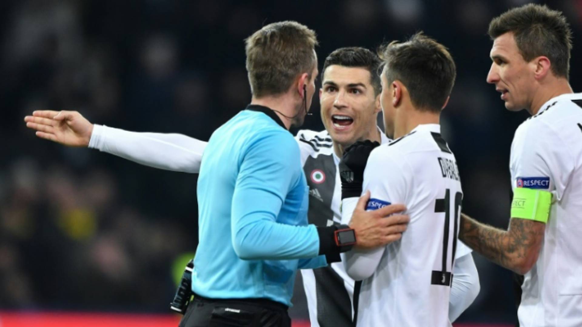 البرتغالي كريستيانو رونالدو (يسار) والأرجنيتين باولو ديبالا (وسط) والكرواتي ماريو ماندزوكيتش (يمين)