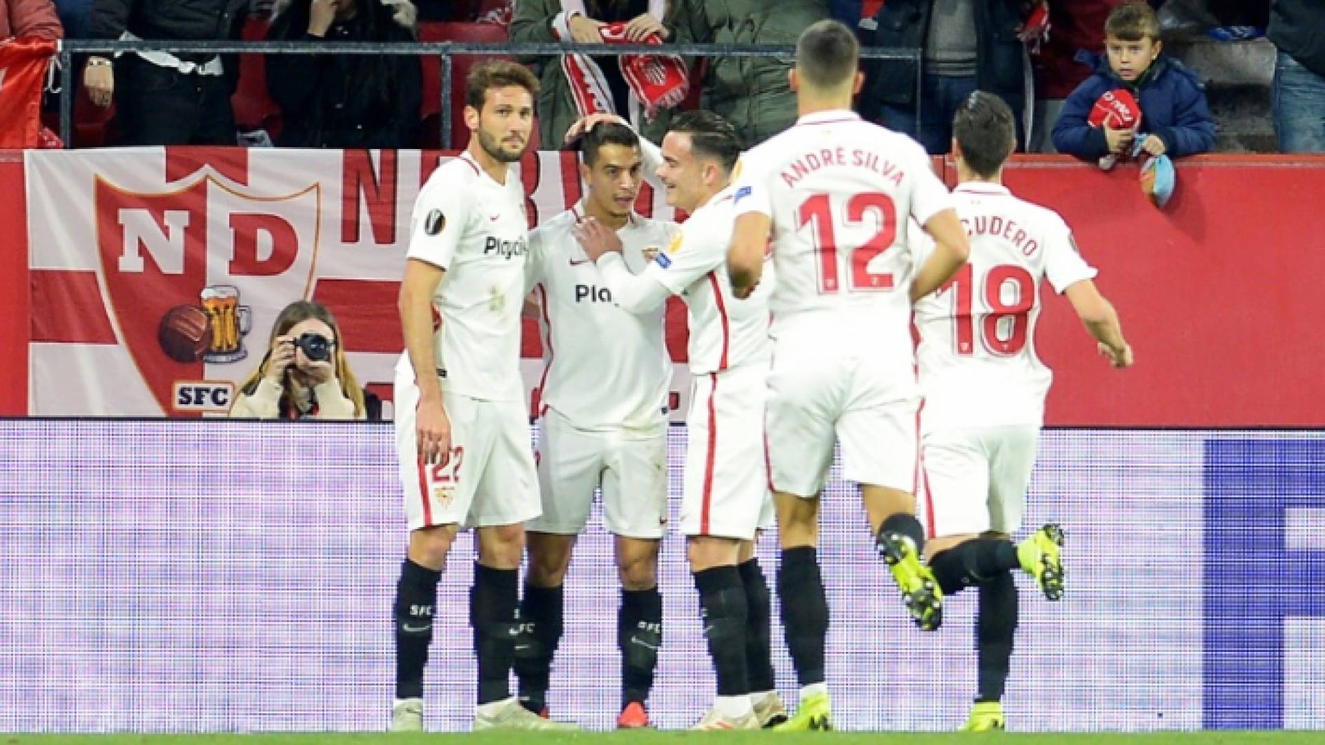 لاعبو اشبيلية الاسباني يحتفلون بعد هدف سجله الفرنسي وسام بن يدر (الثاني من اليسار) في مرمى كراسنودار الروسي في الدوري الاوروبي "يوروبا ليغ" لكرة القدم