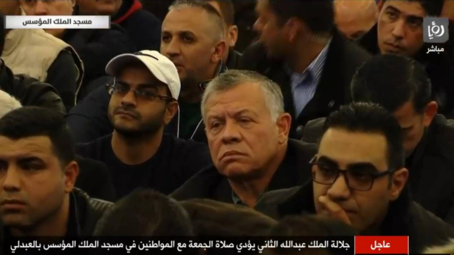 الملك يؤدي صلاة الجمعة