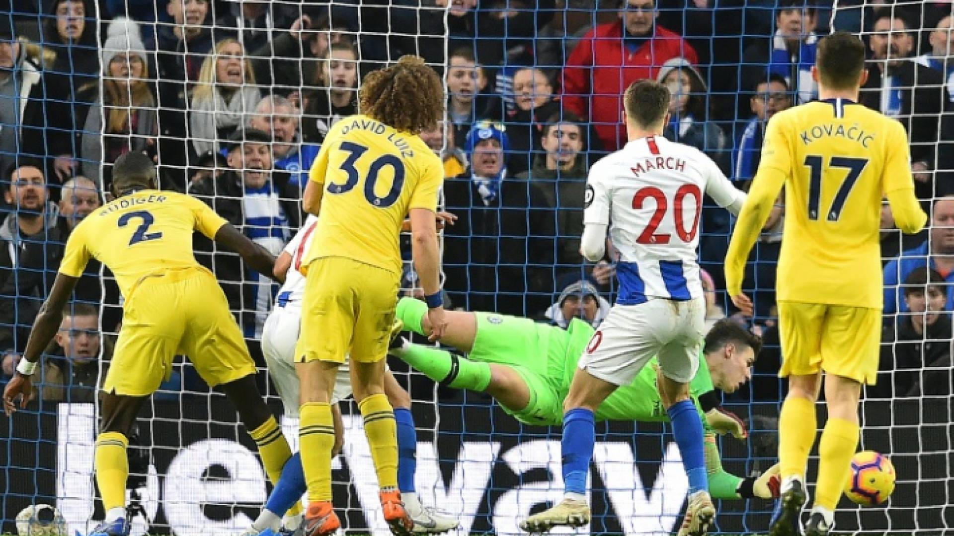 سولي مارتش (بالابيض، رقم 20) يسجل هدف تقليص الفارق لبرايتون في مرمى تشلسي (1-2) ضمن الدوري الإنكليزي