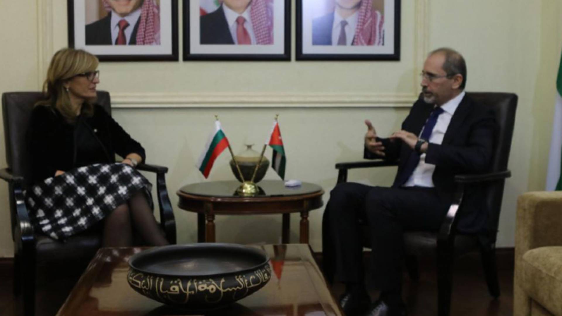 وزير الخارجية يعقد جلسة محادثات مع نظيرته البلغارية