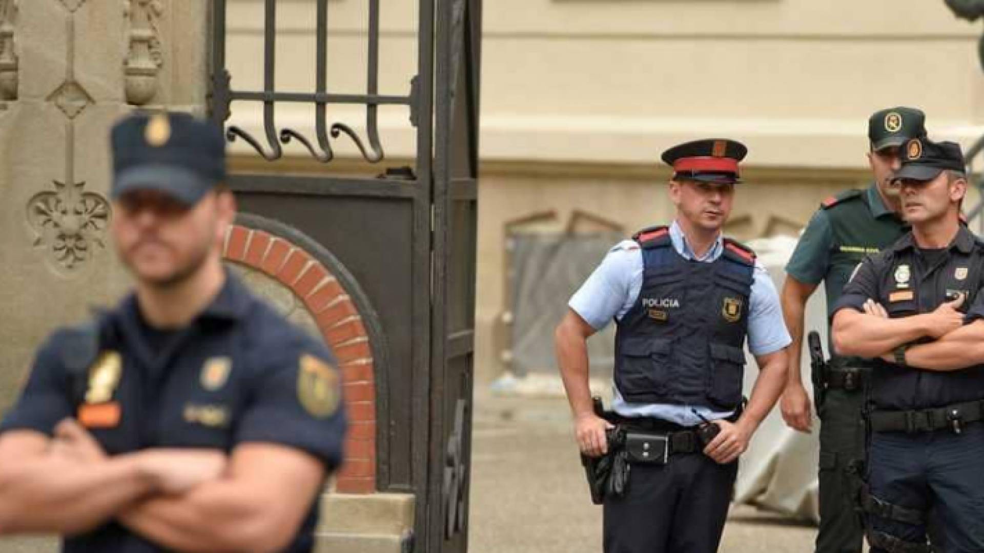 قوات الشرطة ورجال الإطفاء اضطروا إلى تحطيم باب الشقة