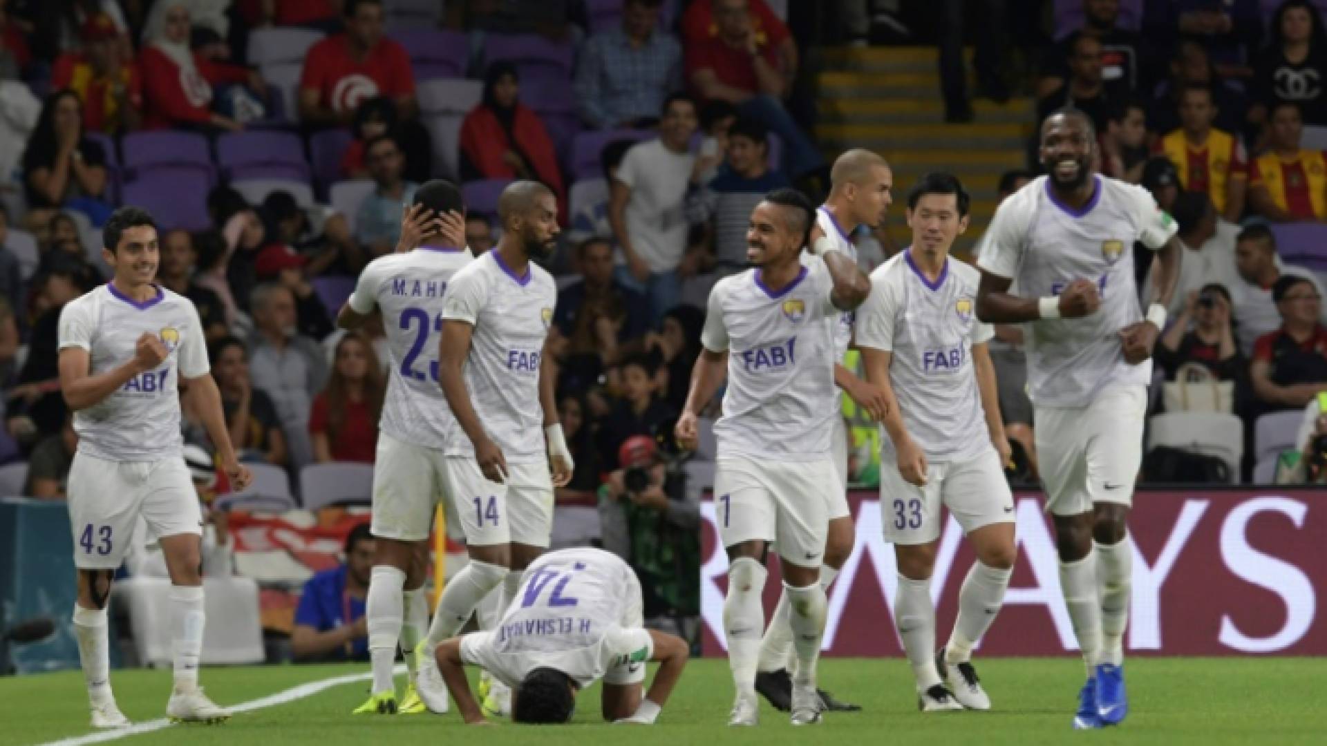 لاعبو العين يحتفلون بعد التسجيل في مرمى الترجي التونسي