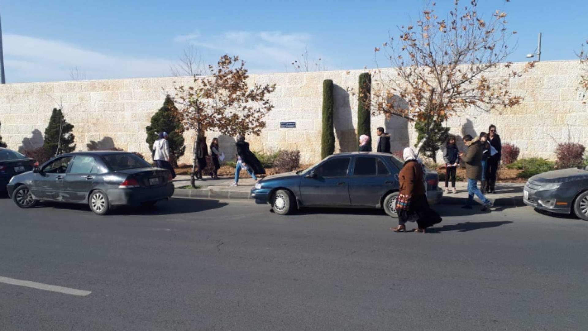 أمام مدخل قصر الحسينية