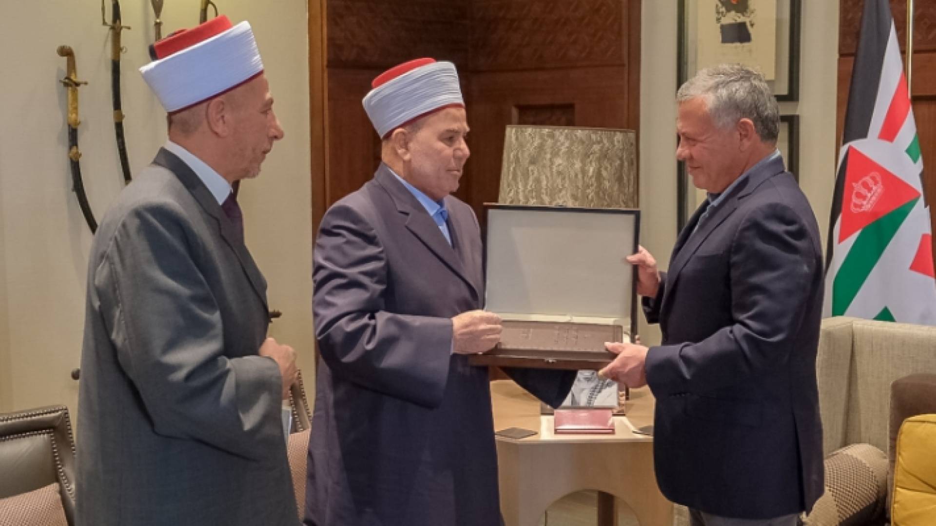 خلال تسلم جلالة الملك عبدالله الثاني، نسخة من التقرير