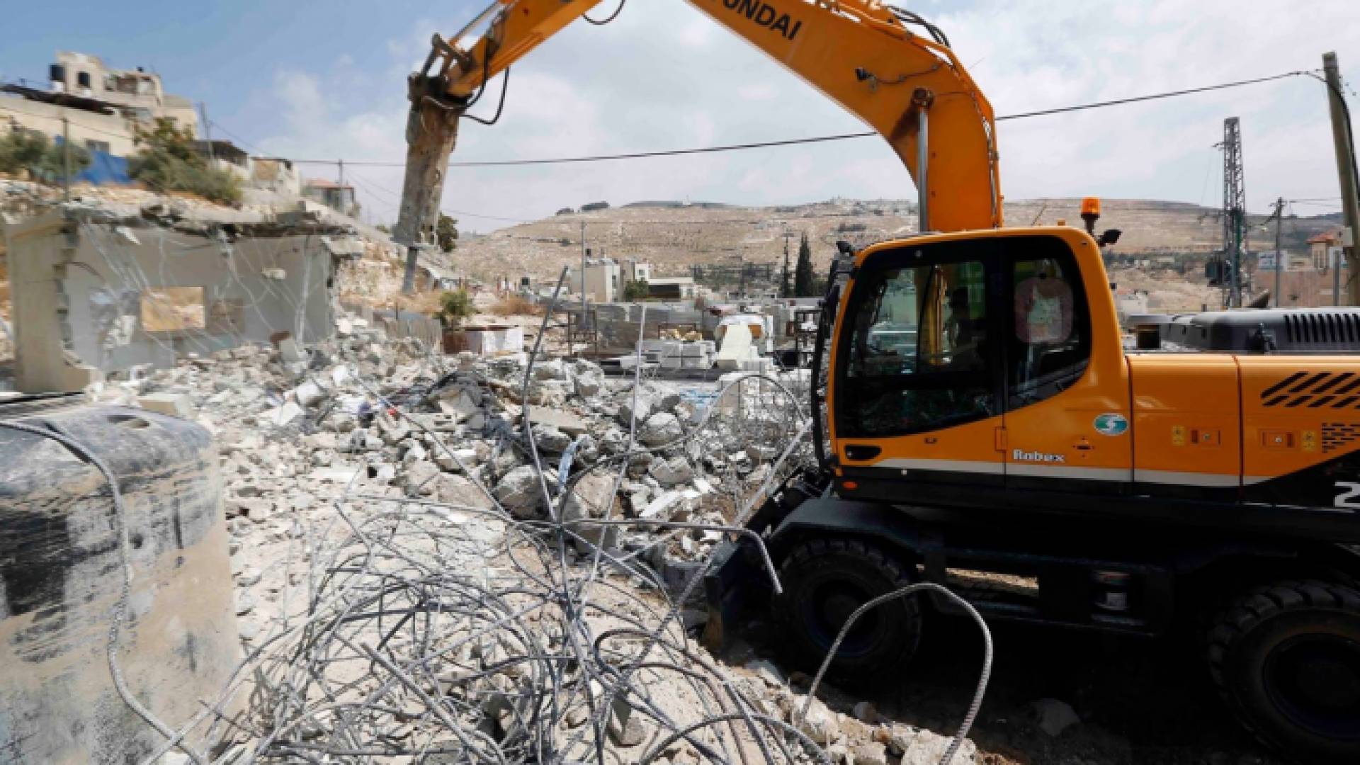 خلال عملية الهدم