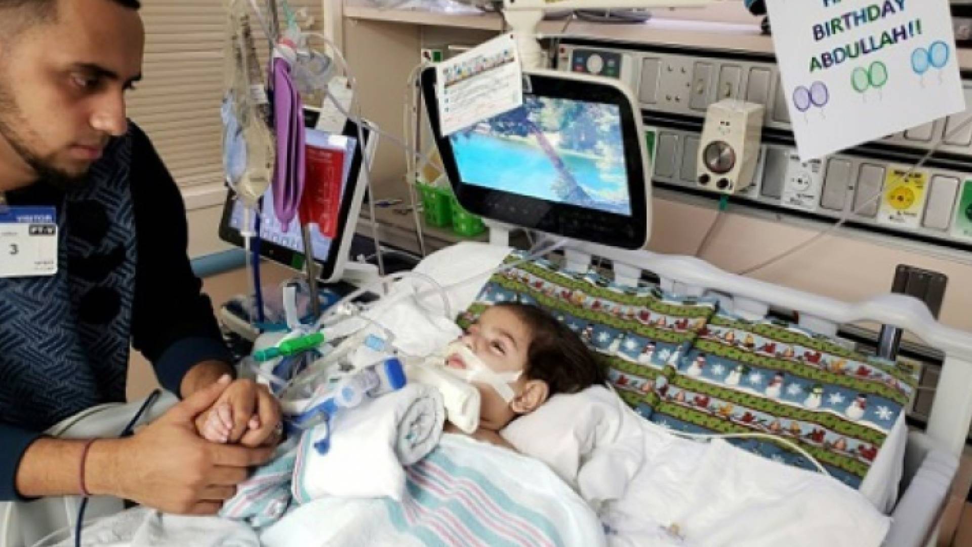 الطفل عبد الله حسن أثناء احتضاره في مستشفى "يو سي اس اف بينيوف"