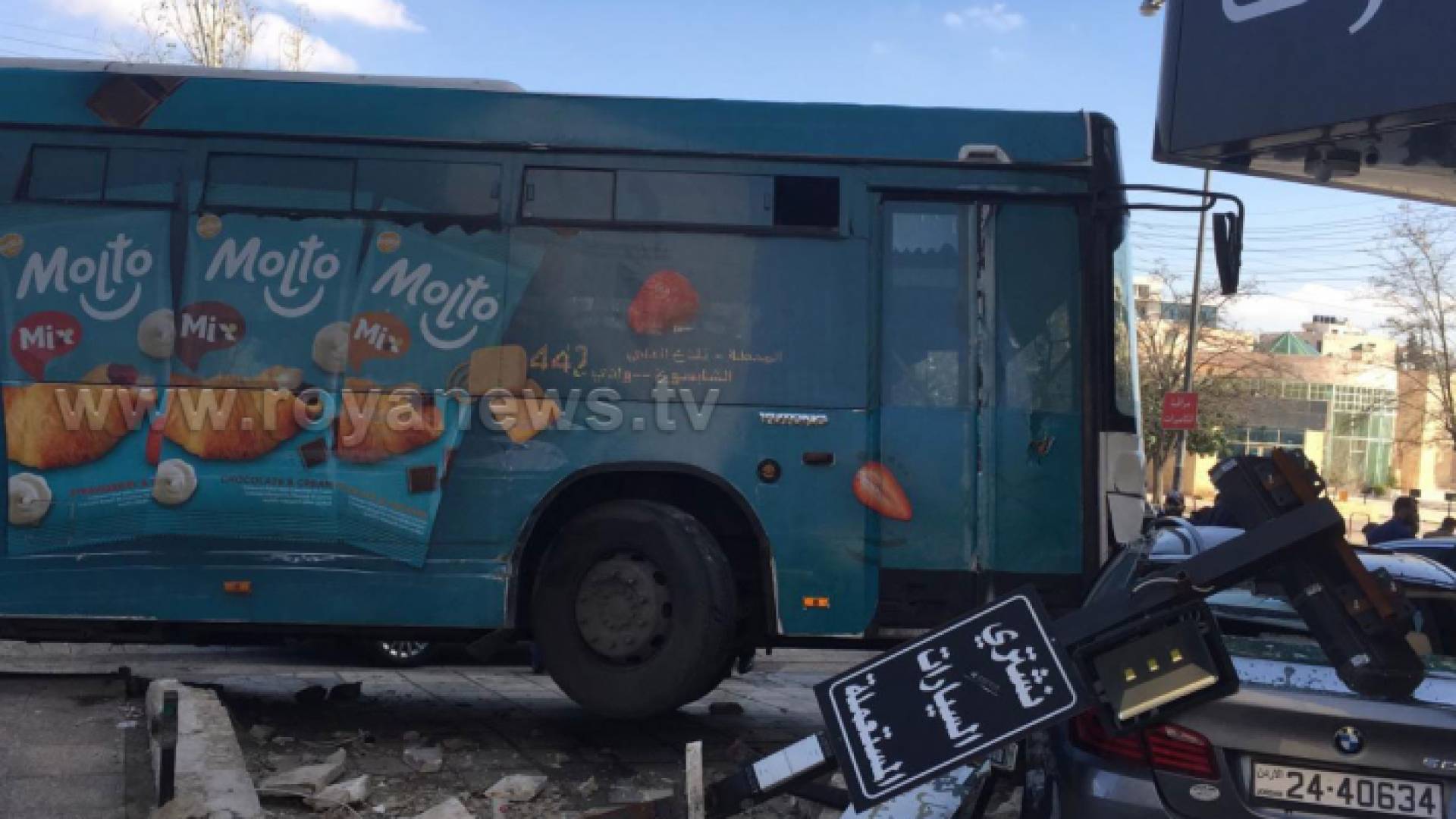 تدهور حافلة على معرض سيارات حديثة في عمان