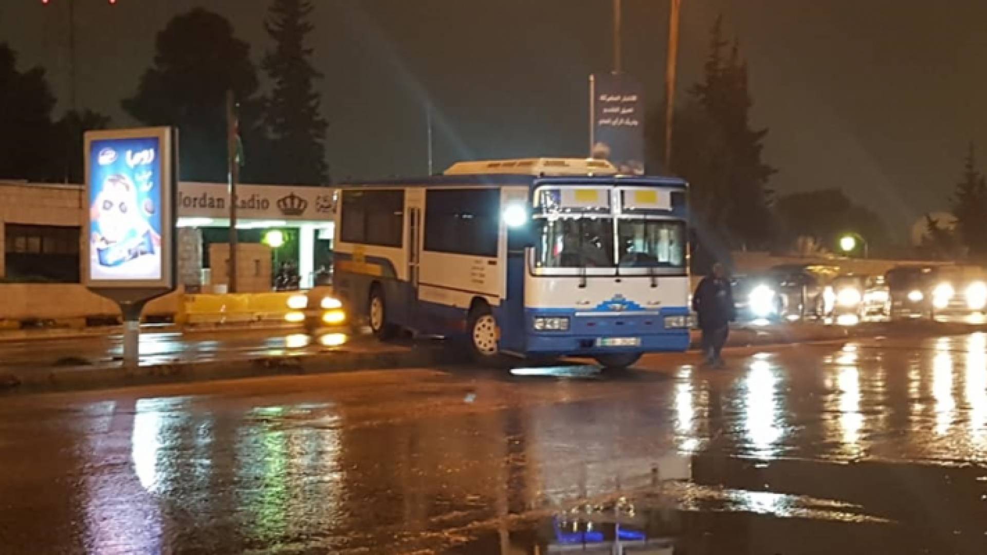 أزمة سير بعد انزلاق حافلة في شارع الاذاعة