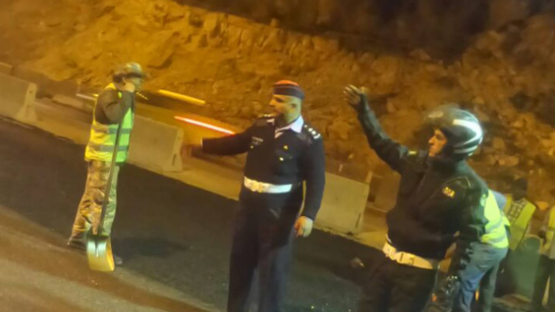 ارشيفية للطريق المحاذي لسيل جرش