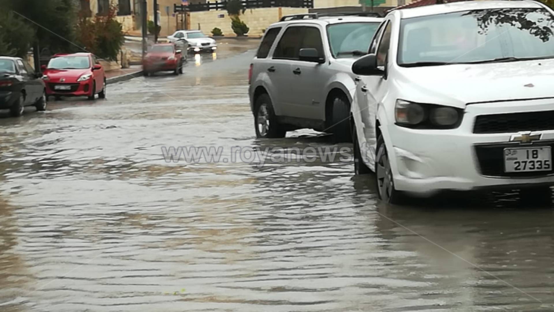 الصورة لشارع فرعي من منطقة ضاحية الرشيد بالعاصمة عمان صباح الخميس