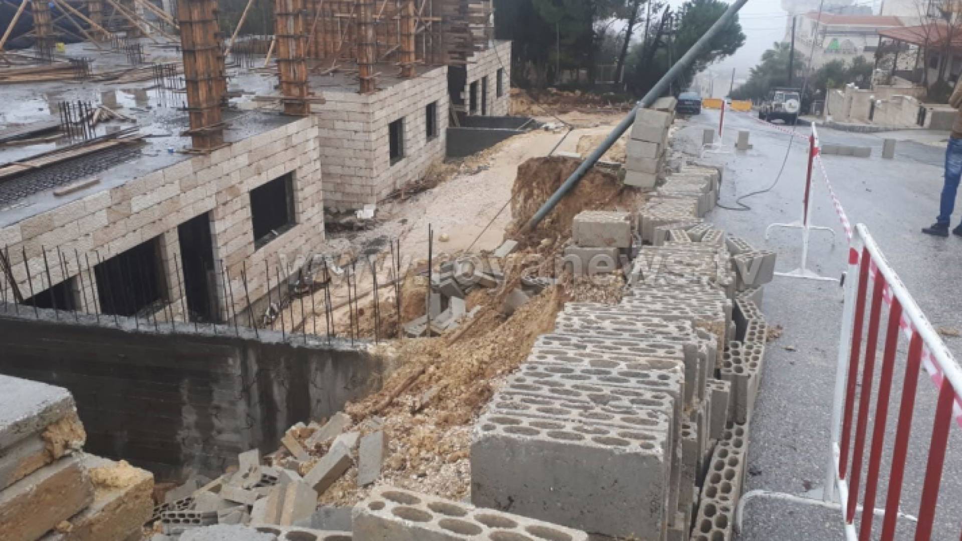 من مكان الانهيار