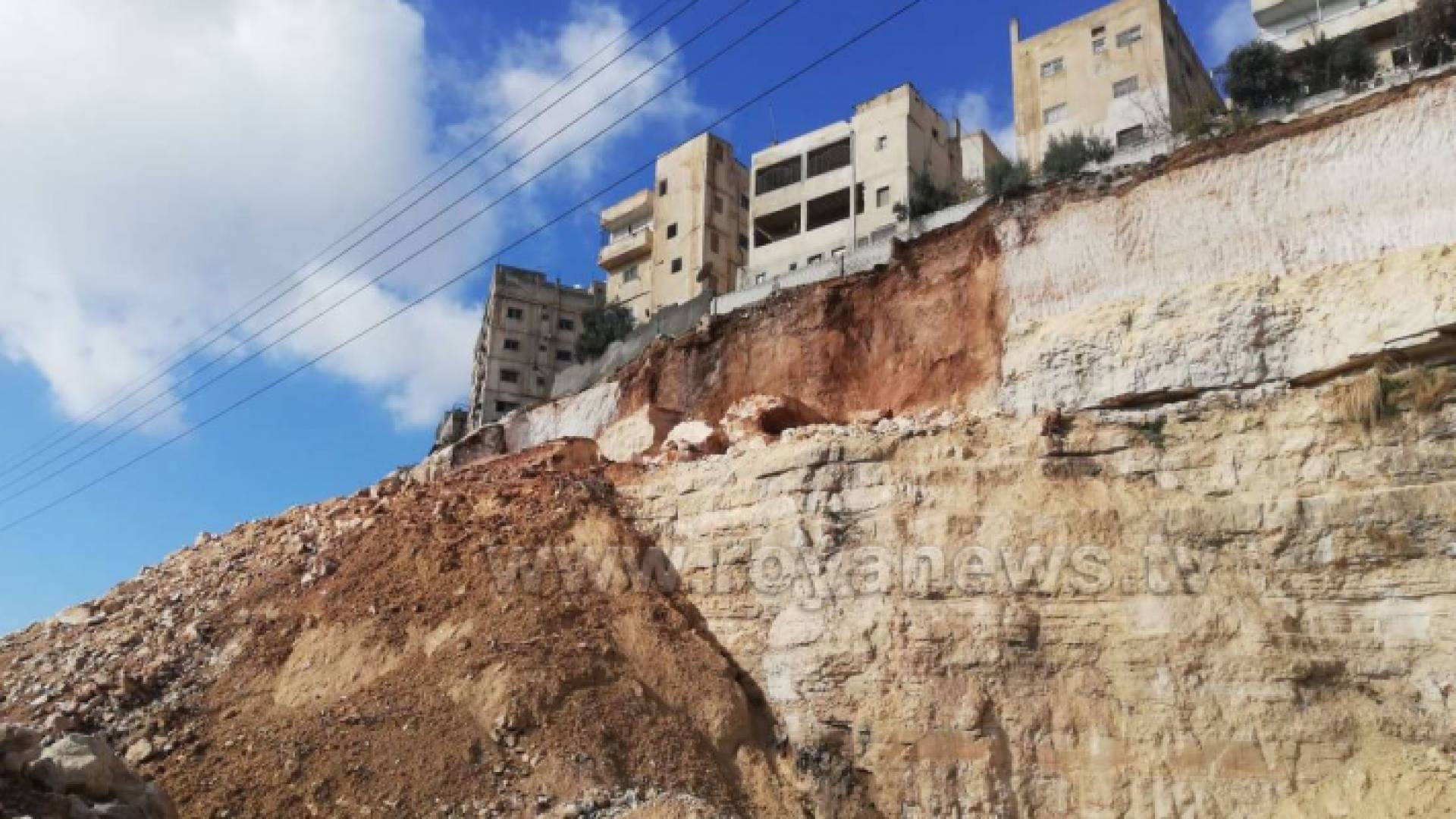 من مكان الانهيار