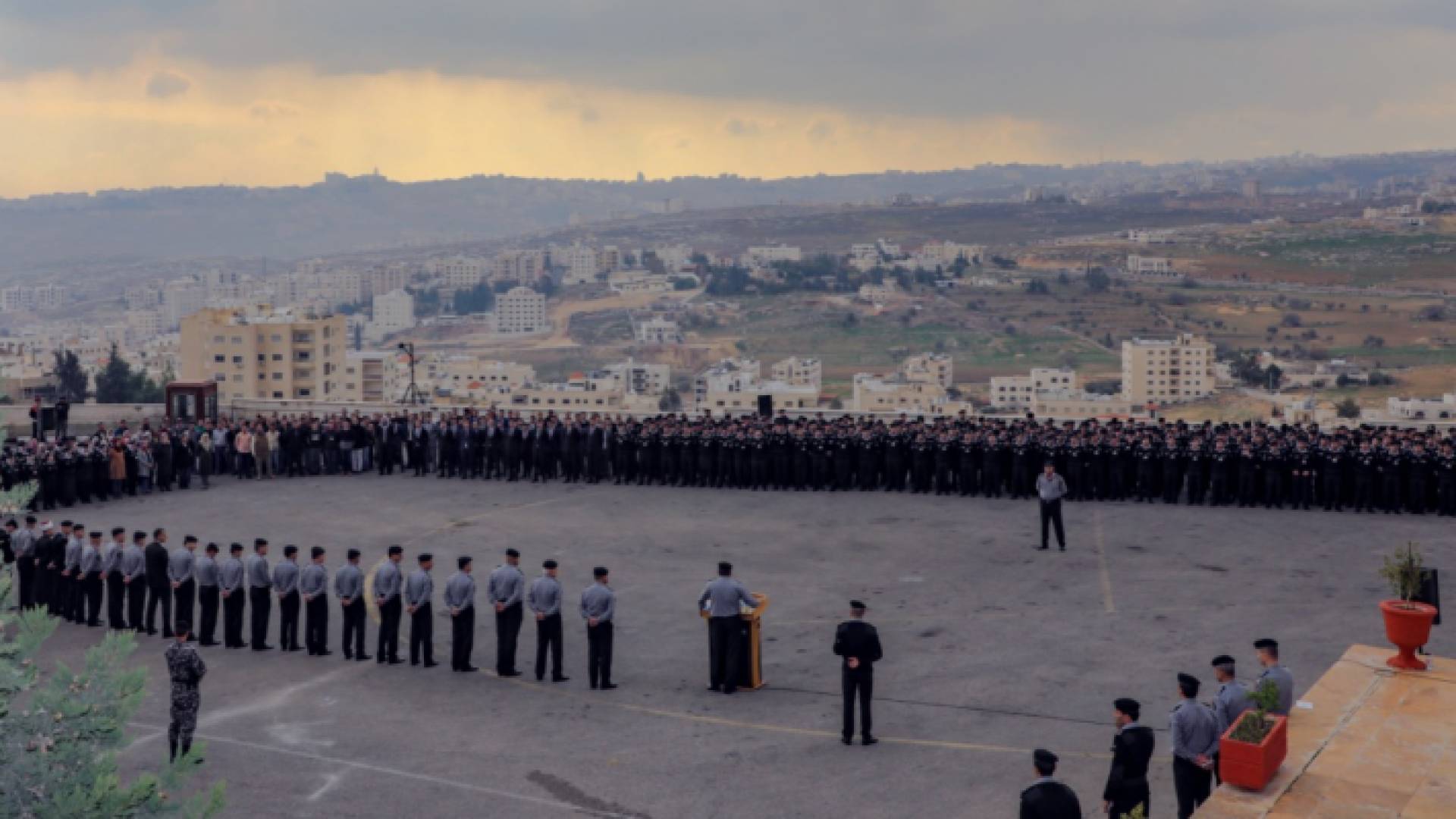 الحواتمة خلال لقائه الاحد كبار الضباط والقادة وعدد كبير من مرتبات قوات الدرك