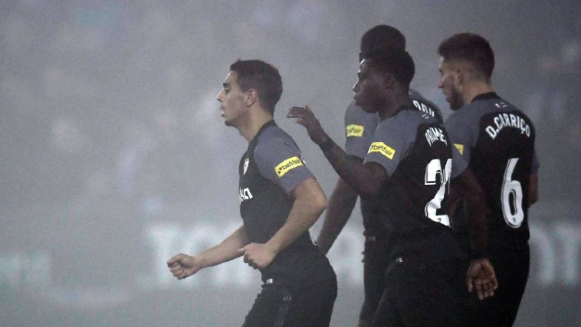 المهاجم الفرنسي وسام بن يدر (الأول من اليسار) يحتفل مع زملائه بتسجيل هدف التعادل لإشبيلية