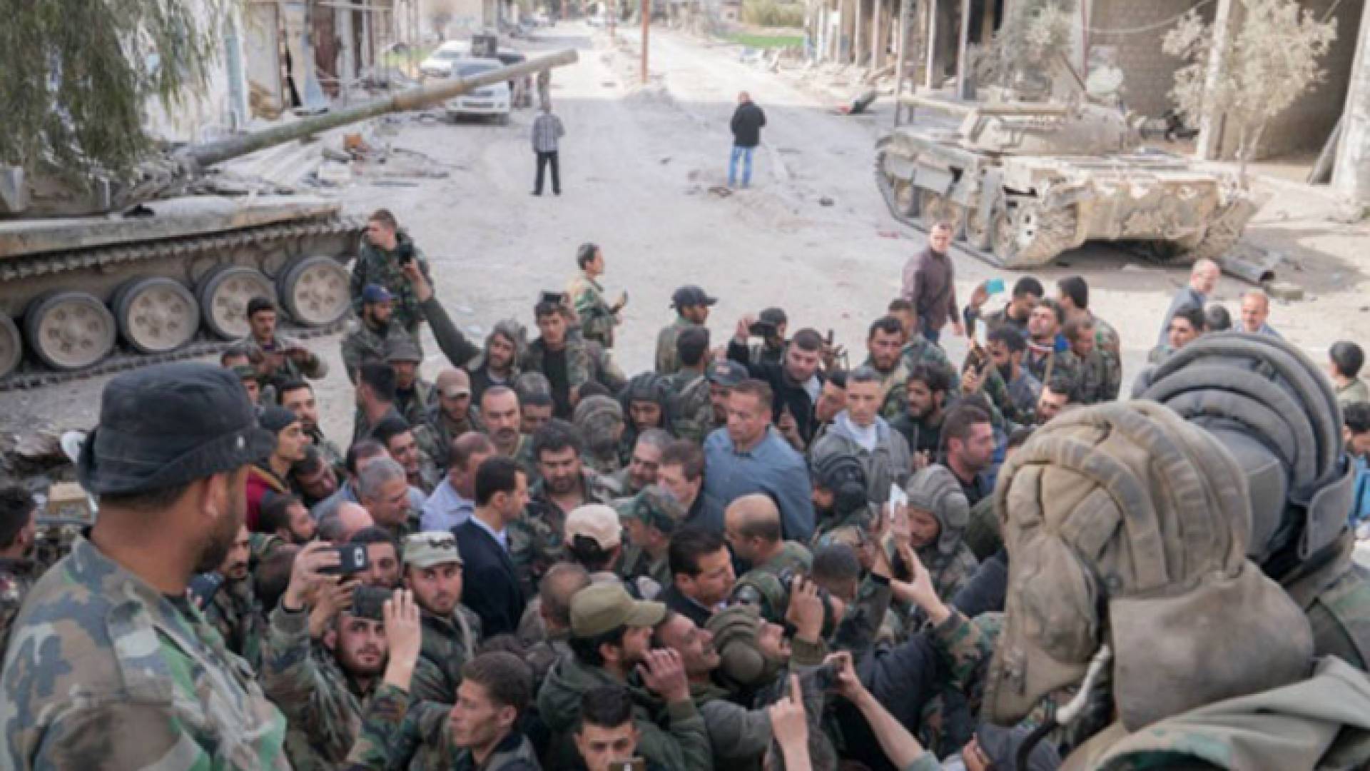 الأسد يزور مواقع قواته في الغوطة الشرقية - أرشيفية