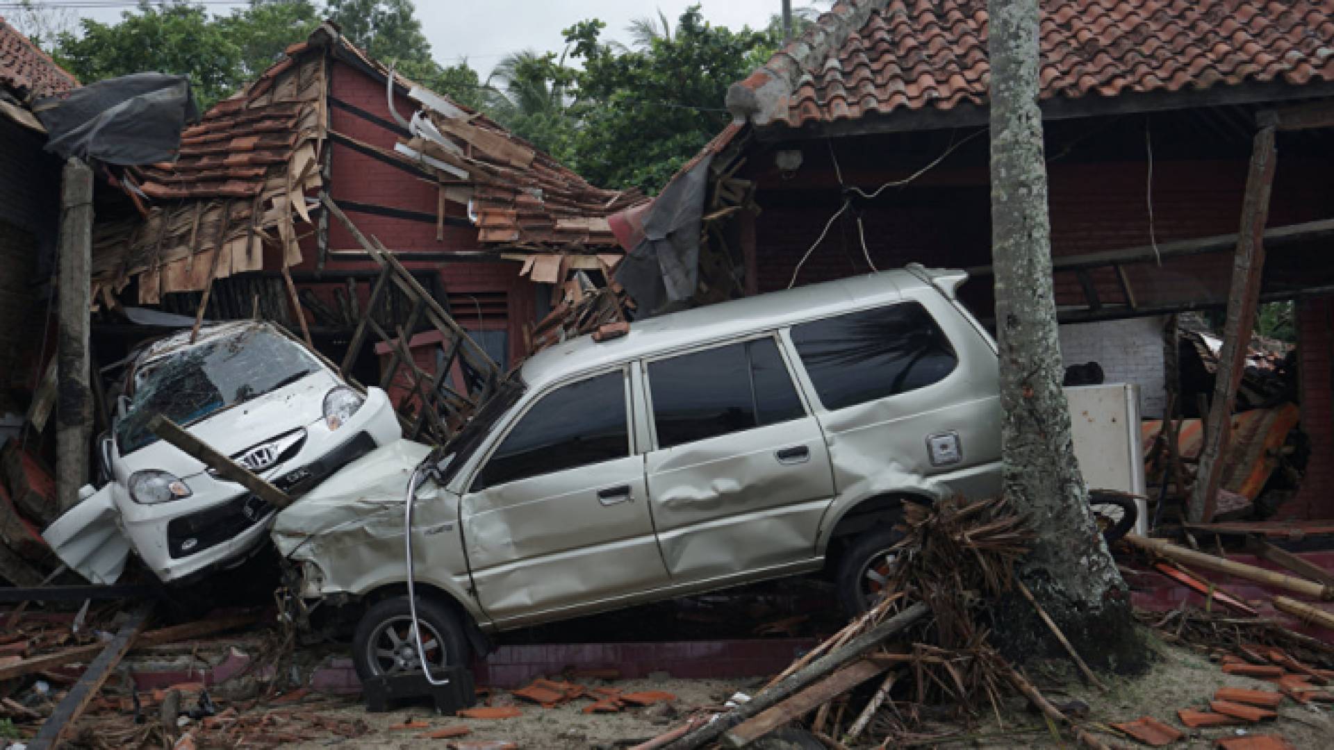 آثار "تسونامي" إندونيسيا