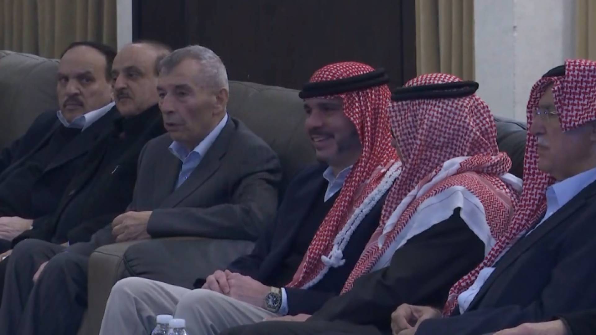 الأمير علي يقدم واجب العزاء بالشيخ سلطان العدوان