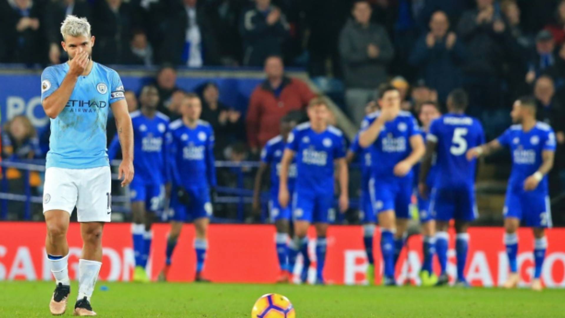 الأرجنتيني سيرخيو أغويرو مستاء عقب تسجيل ليستر سيتي لهدف الفوز في مرمى فريقه مانشستر سيتي