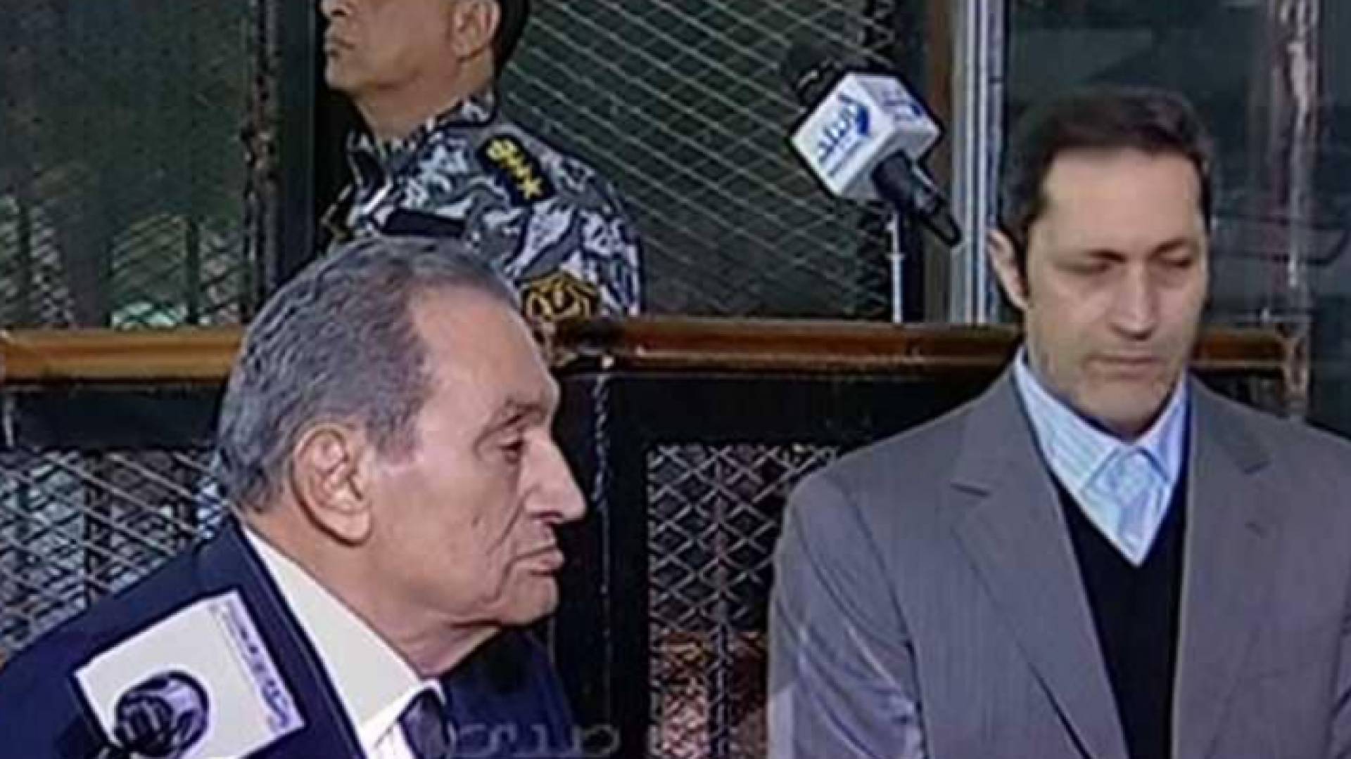 حسني مبارك يدلي بشهادته أمام المحكمة
