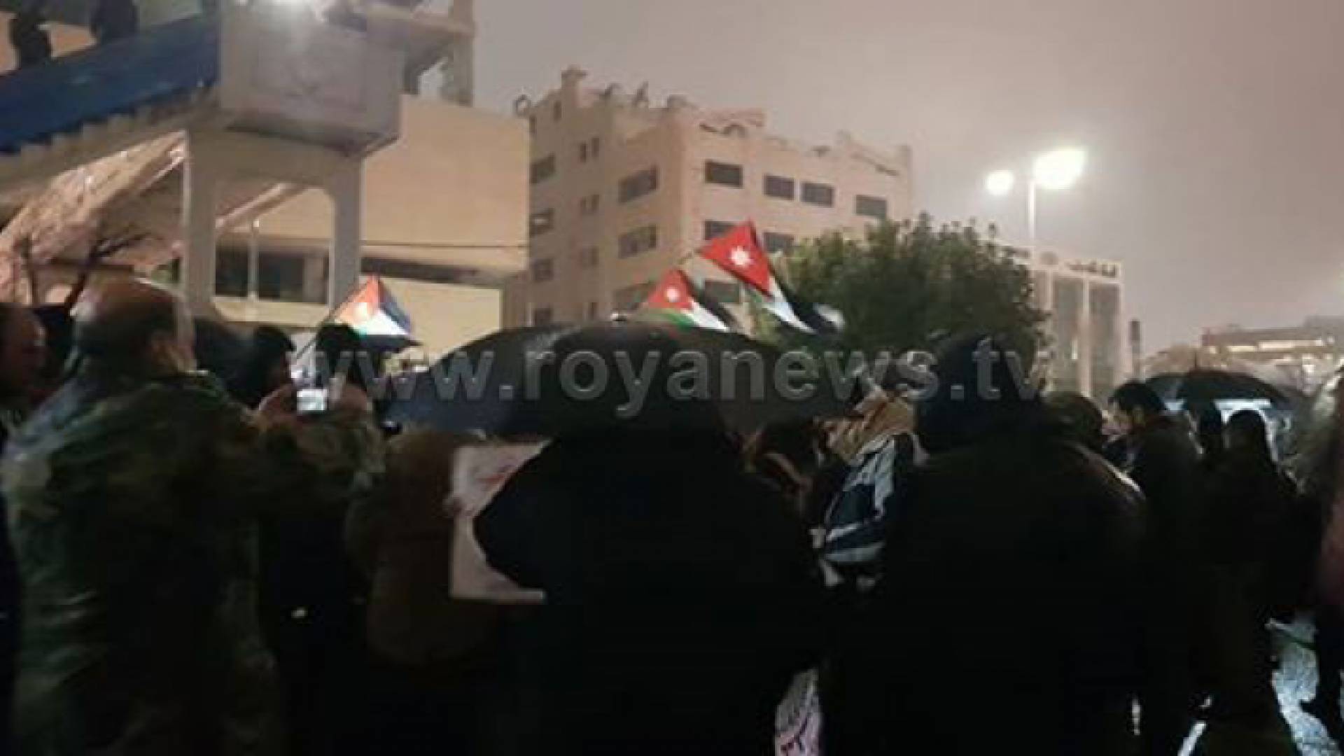 مواطنون ينفذون وقفة احتجاجية في محيط الرابع