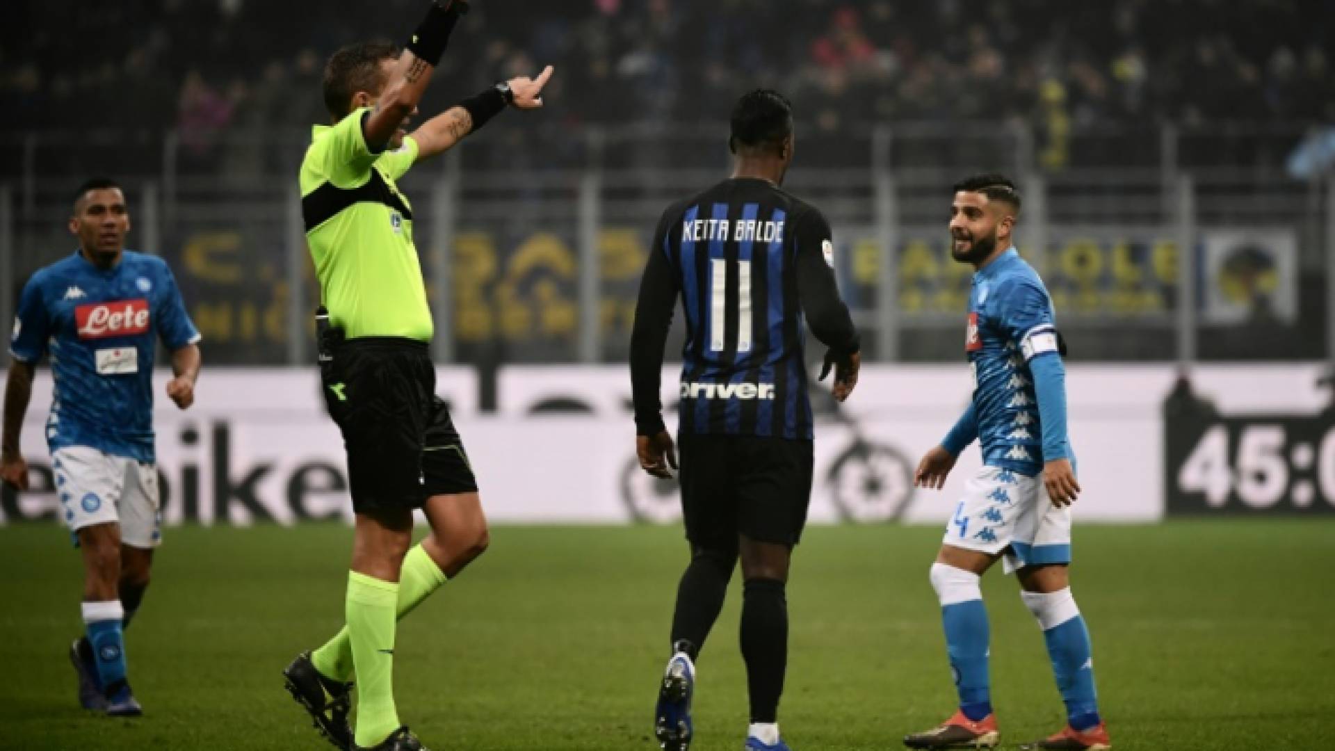 الحكم باولو ماتزوليني يرفع البطاقة الحمراء بوجه مدافع نابولي السنغالي كاليدو كوليباي في المباراة التي خسرها فريقه أمام مضيفه انتر ميلان