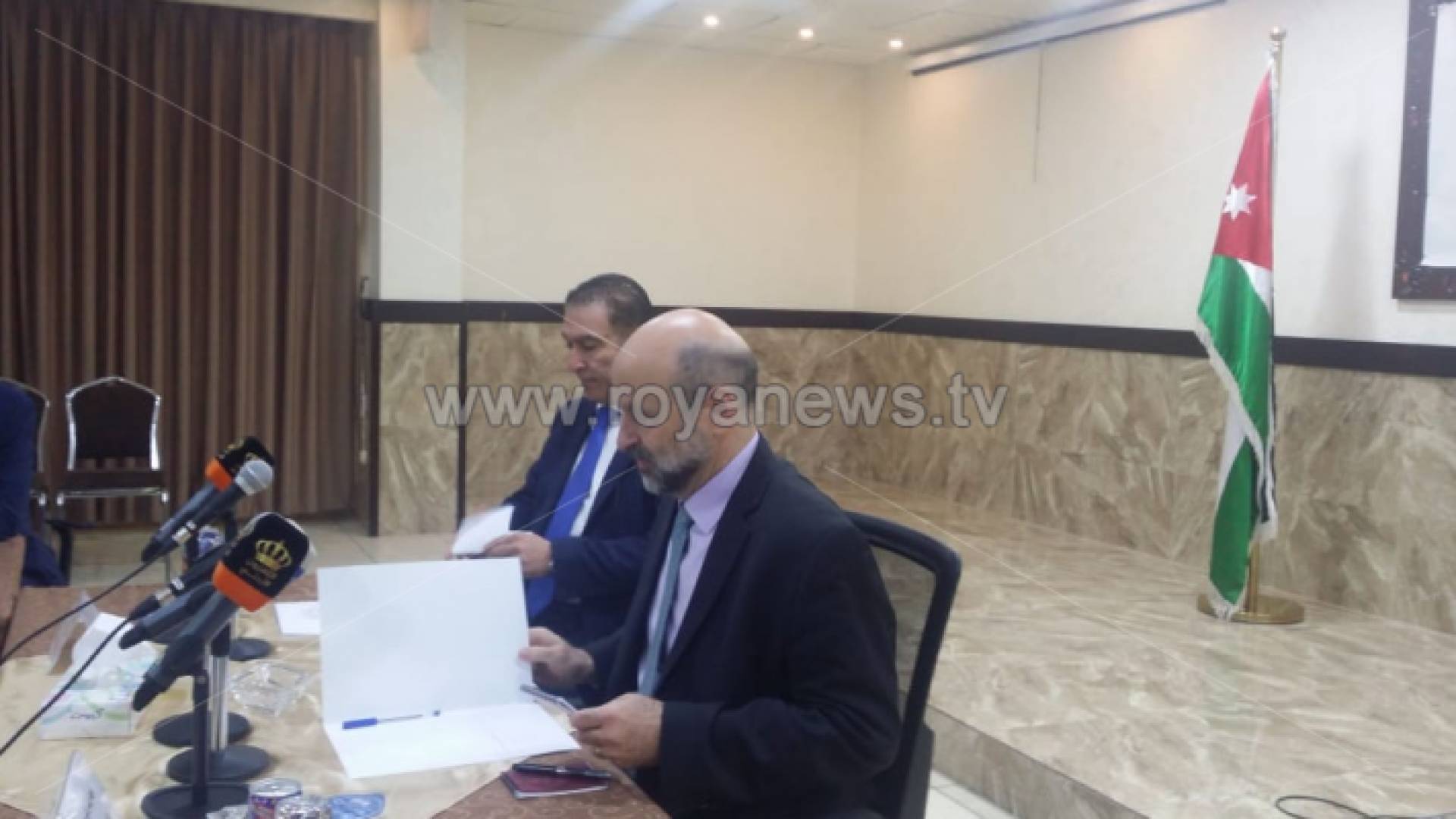 الرزاز يلتقي النقباء