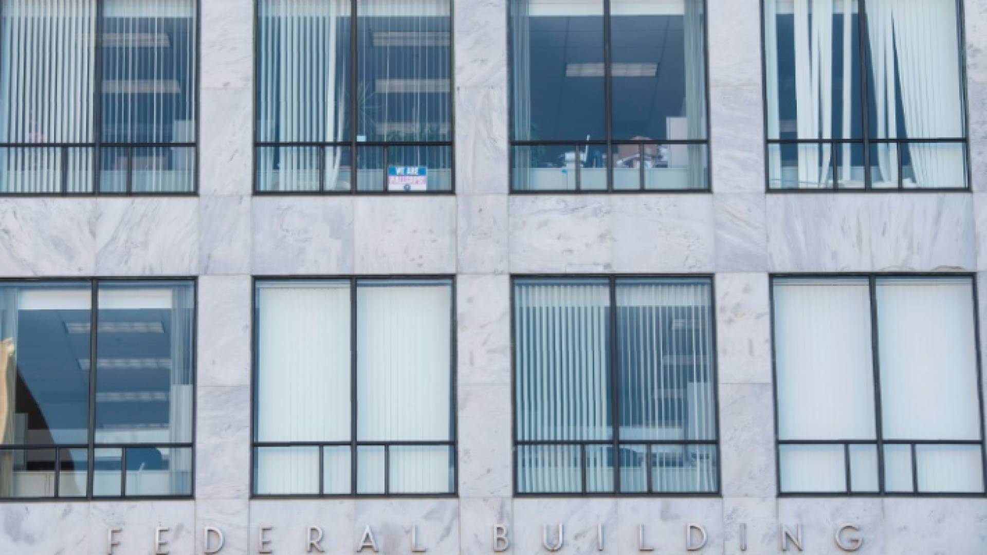 مكاتب خاوية من الموظفين في مبن فدرالي في واشنطن