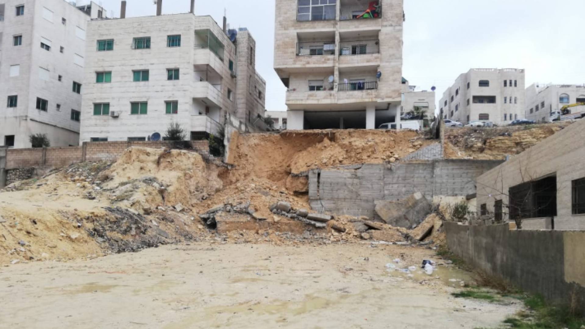 انهيار جدار استنادي لعمارة في عمان