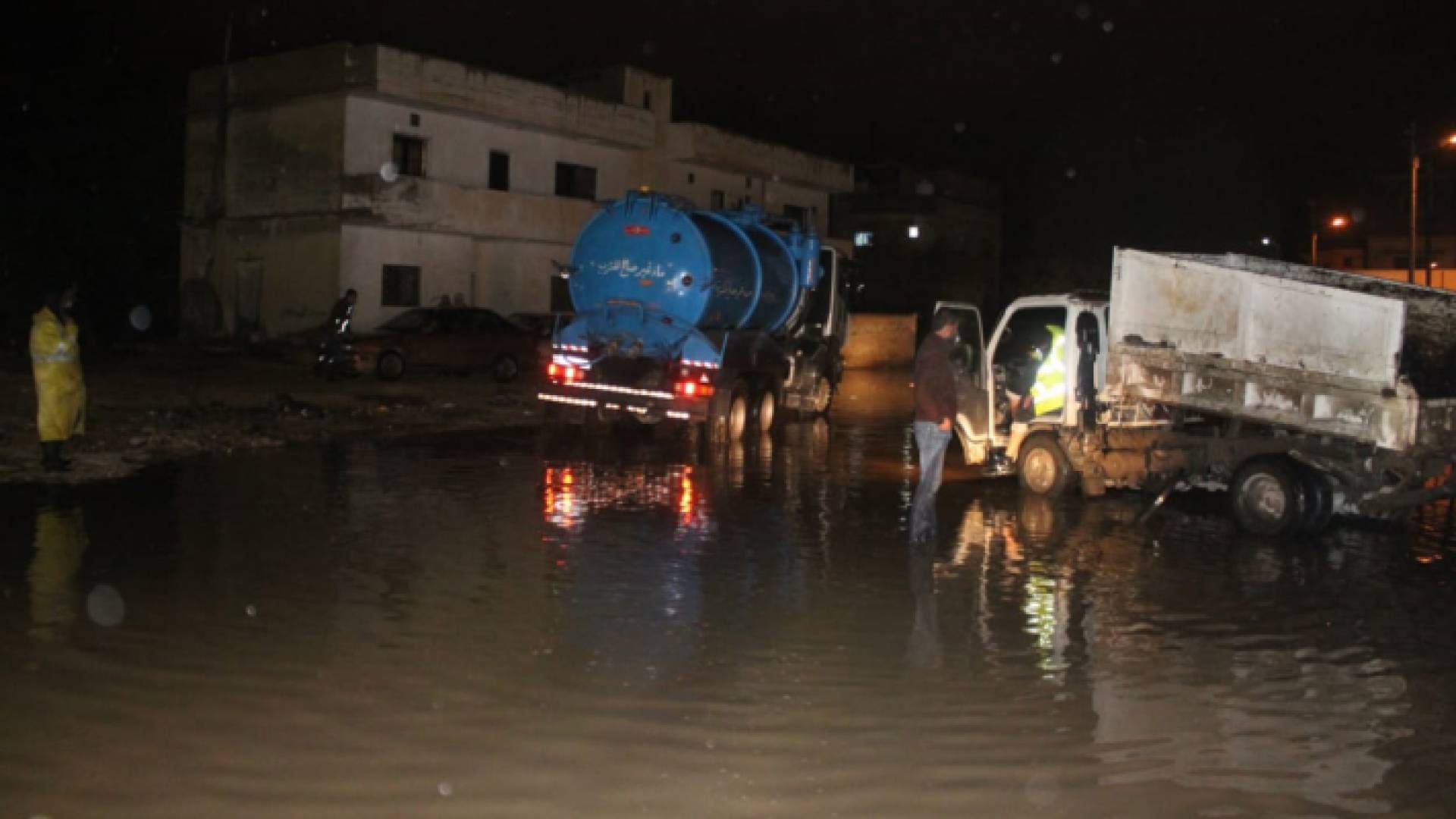 كوادر بلدية المفرق تعمل على سحب مياه الامطار في التجمعات السكانية