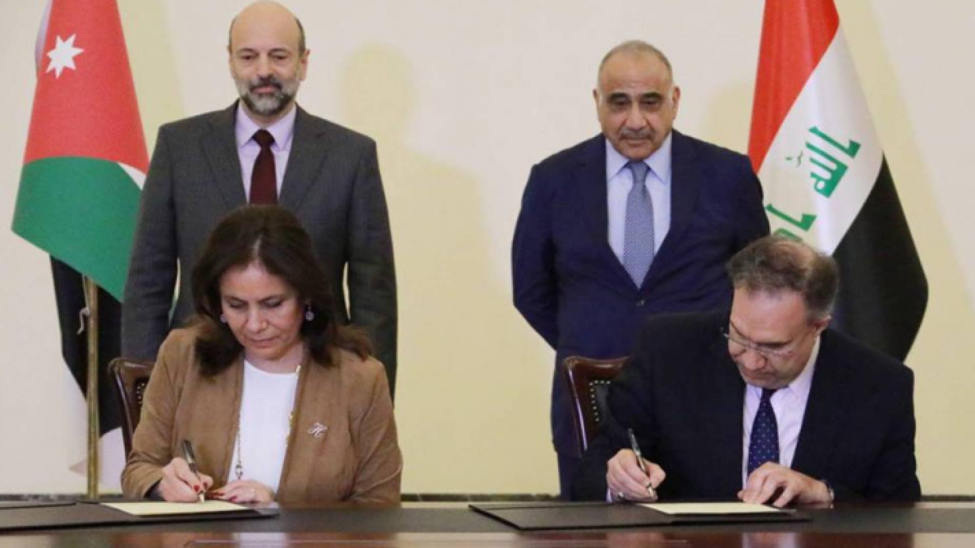 خلال التوقيع