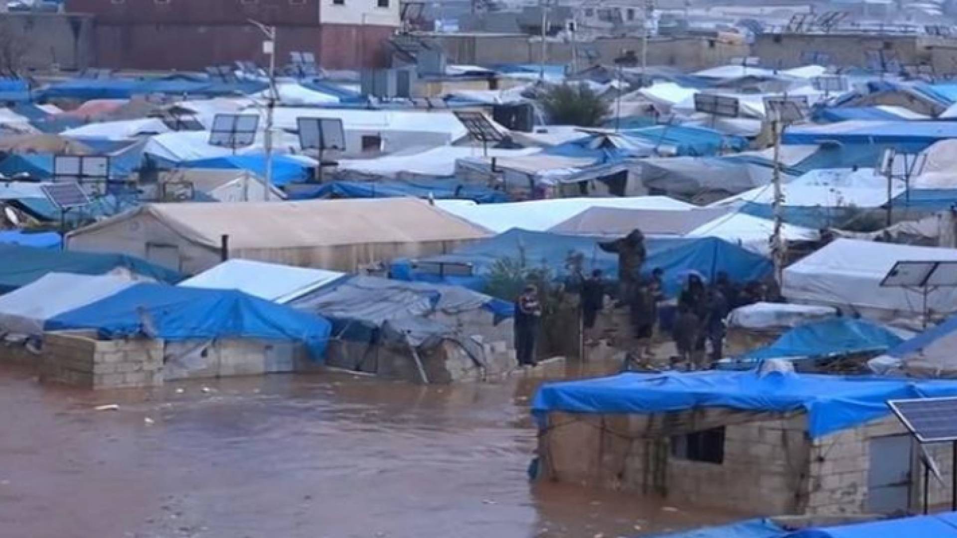 الفيضانات تغرق مخيمات اللاجئين