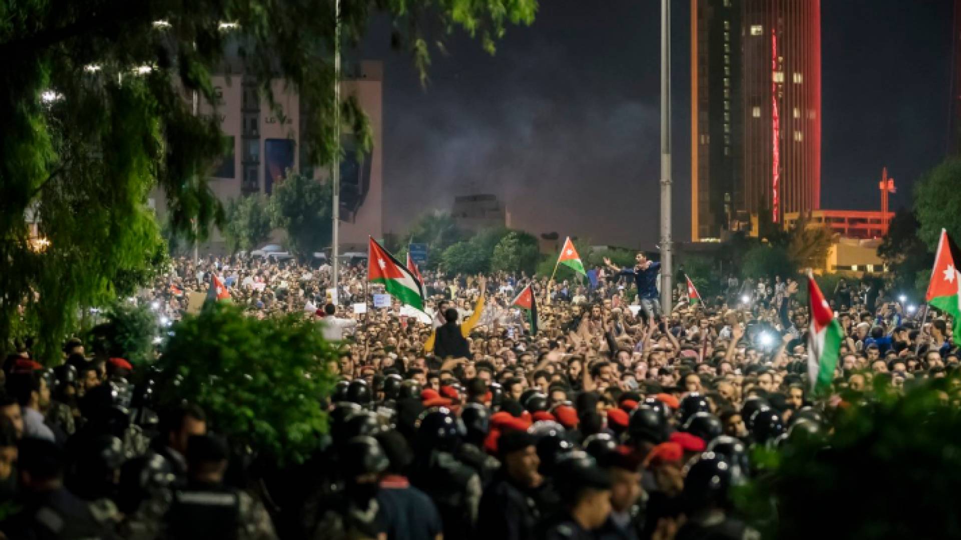 من الاعتصام