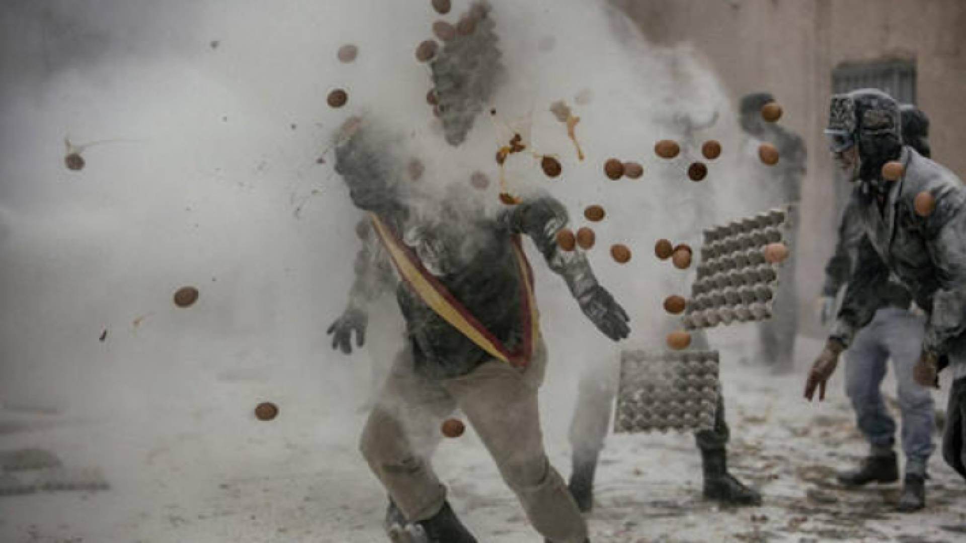 مهرجان تقليدي سنوي في اسبانيا يتراشق فيه المشاركون بـالدقيق والبيض