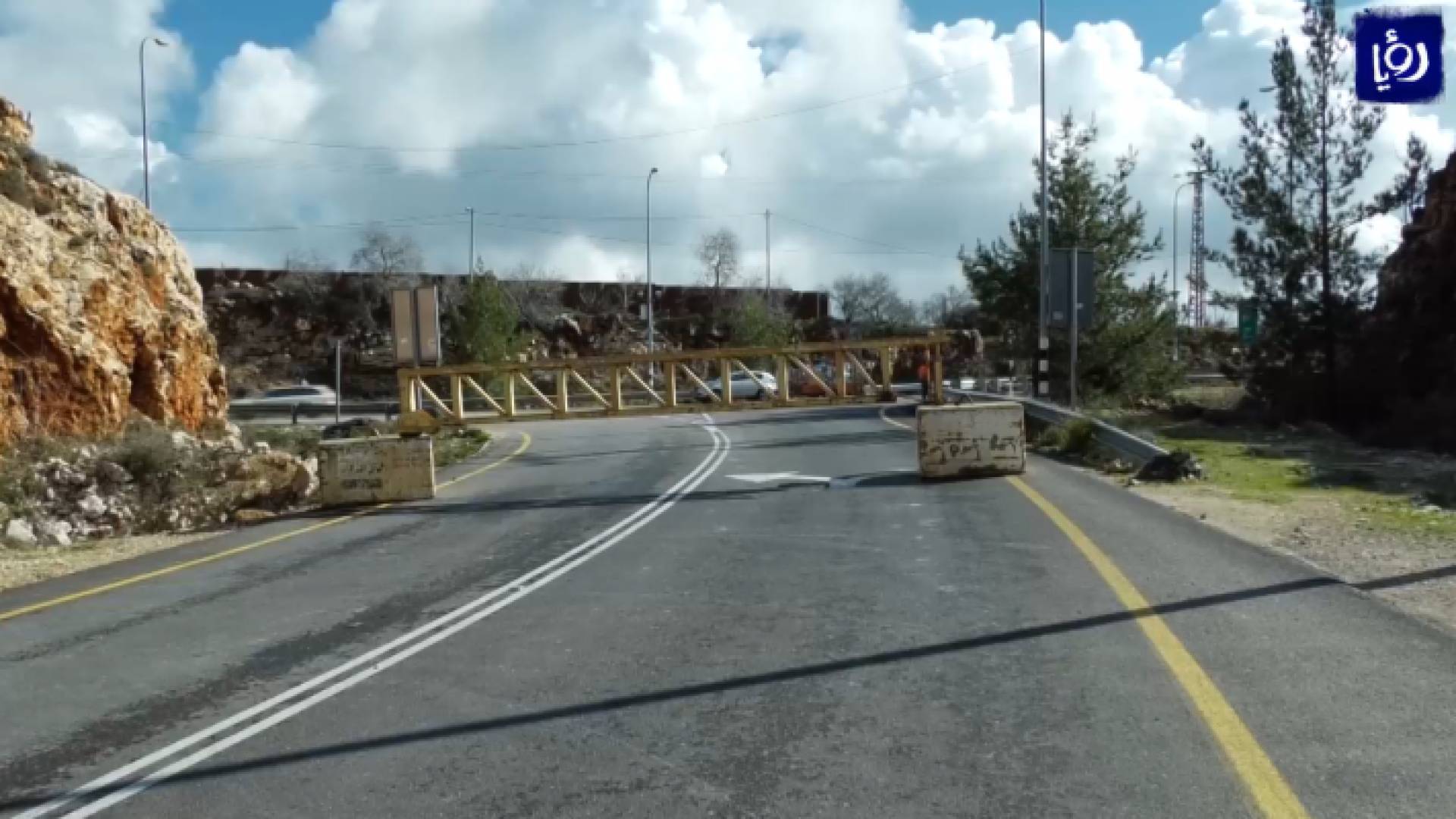 الاحتلال يغلق مداخل مدن الضفة الغربية بالبوابات الحديدية والحواجز العسكرية