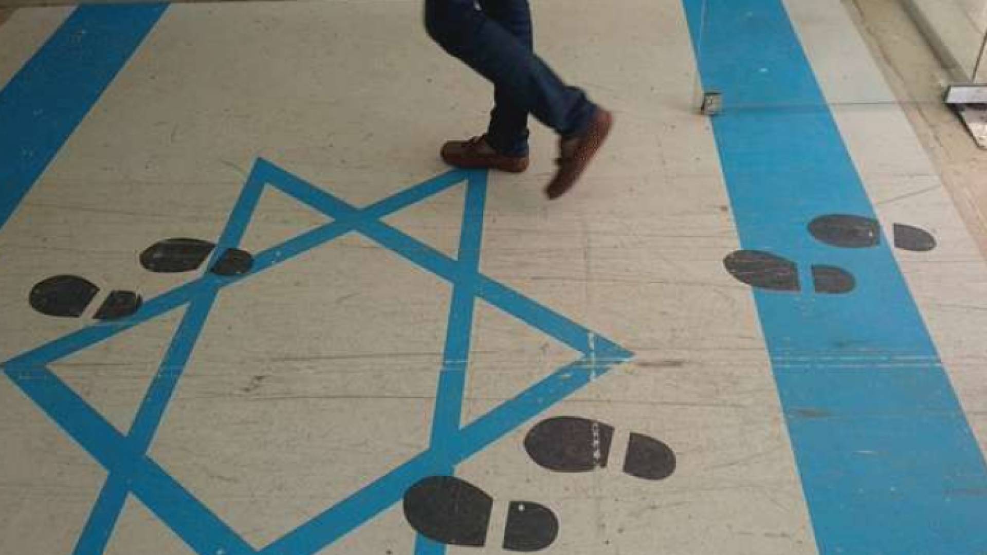 صورة علم الاحتلال مرسومة عند مدخل مجمع النقابات المهنية في عمان