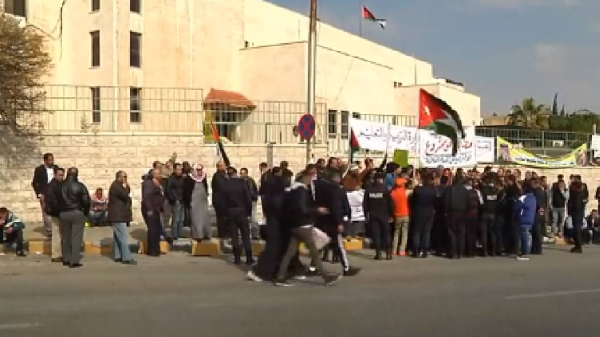 موظفو الفئة الثالثة يعتصمون أمام وزارة التربية والتعليم في عمان