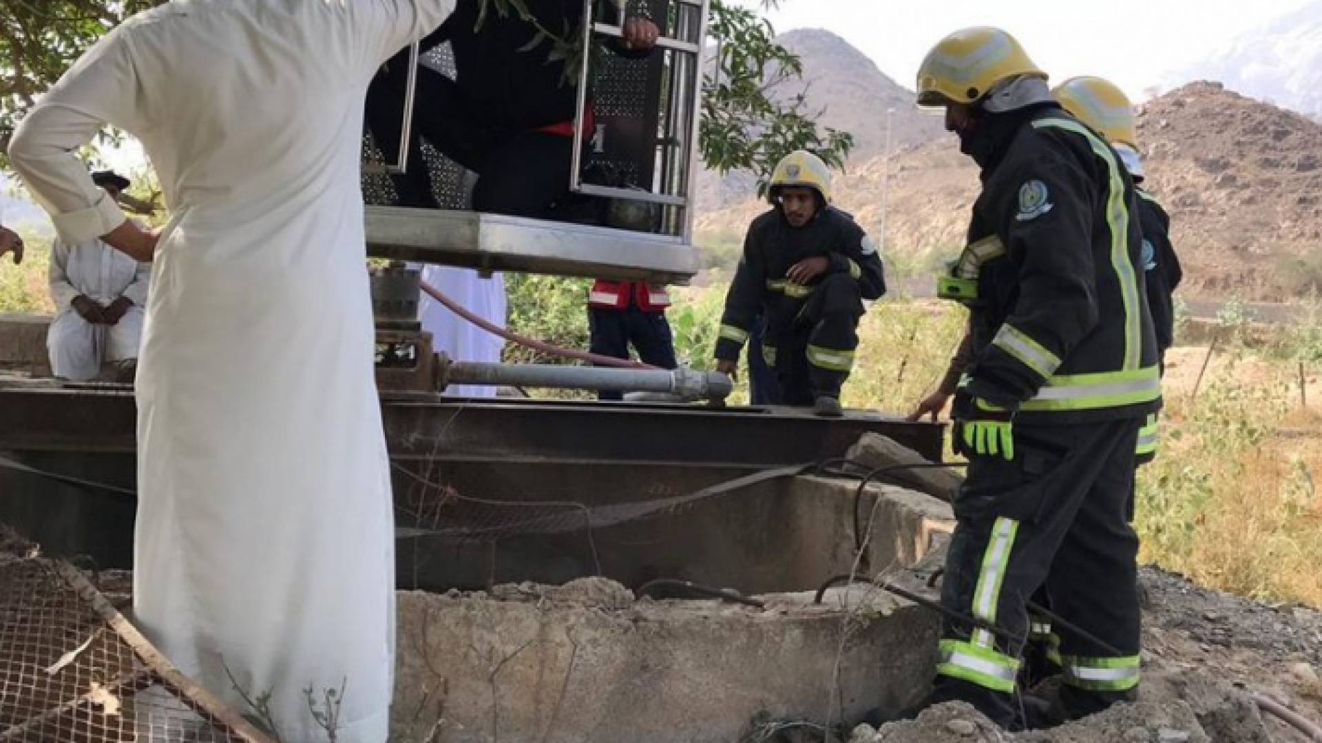 انقاذ المواطن السعودي الذي سقط بالبئر