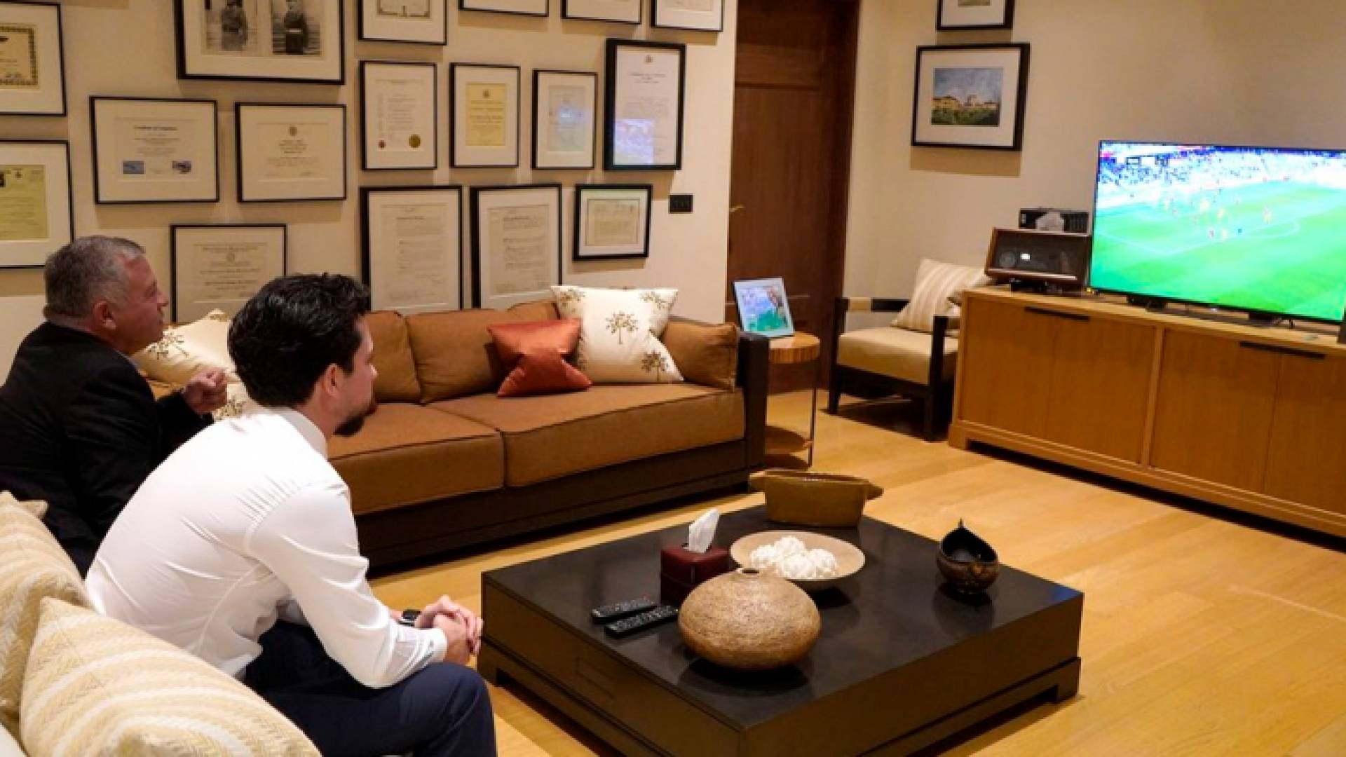 الملك وولي العهد يتابعان مباراة النشامى مع استراليا