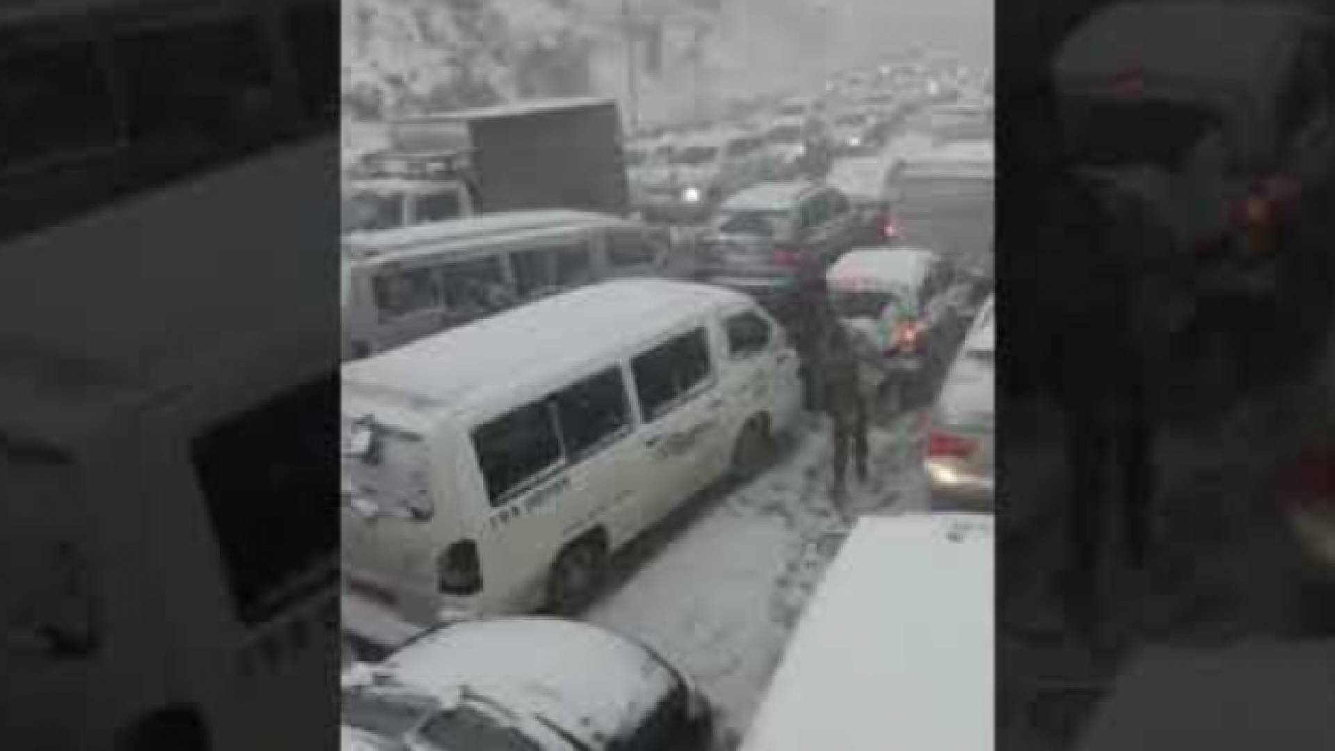 الثلوج تغلق الطريق الدولي بين لبنان وسوريا